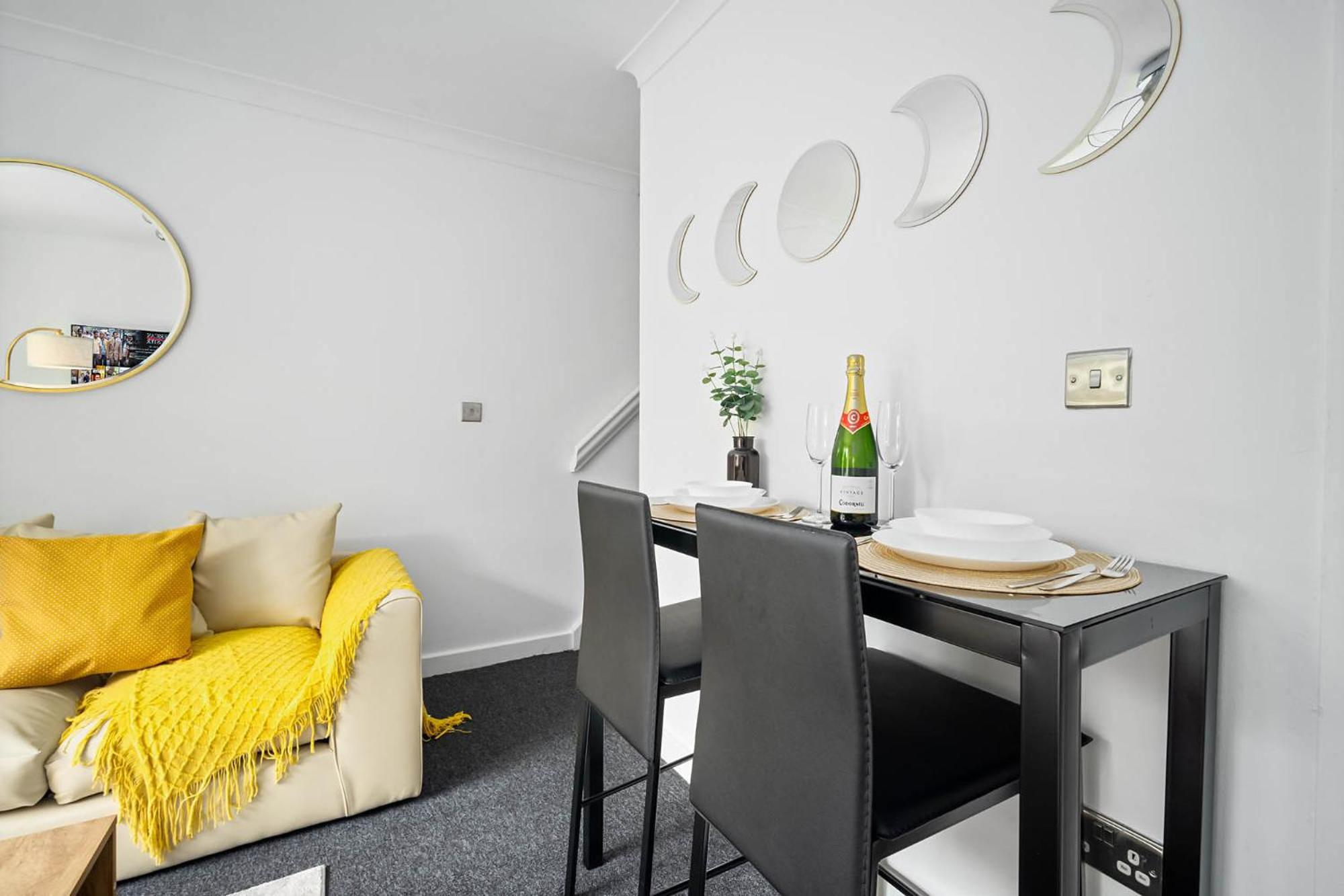 2 Bedroom House - Garden & Parking 2gm - Wifi