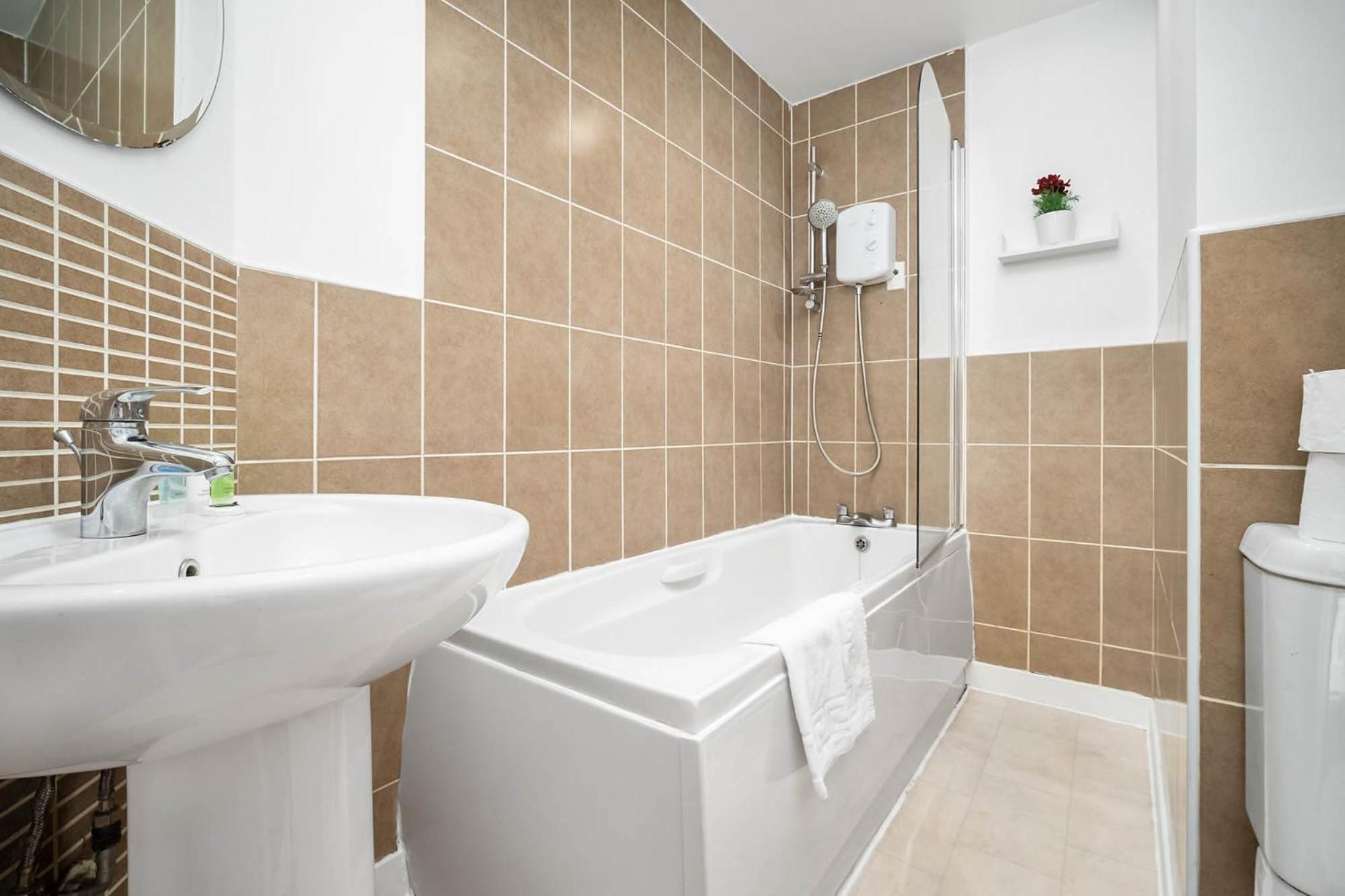 2 Bedroom House - Garden & Parking 2gm - Wifi Holiday home Birmingham