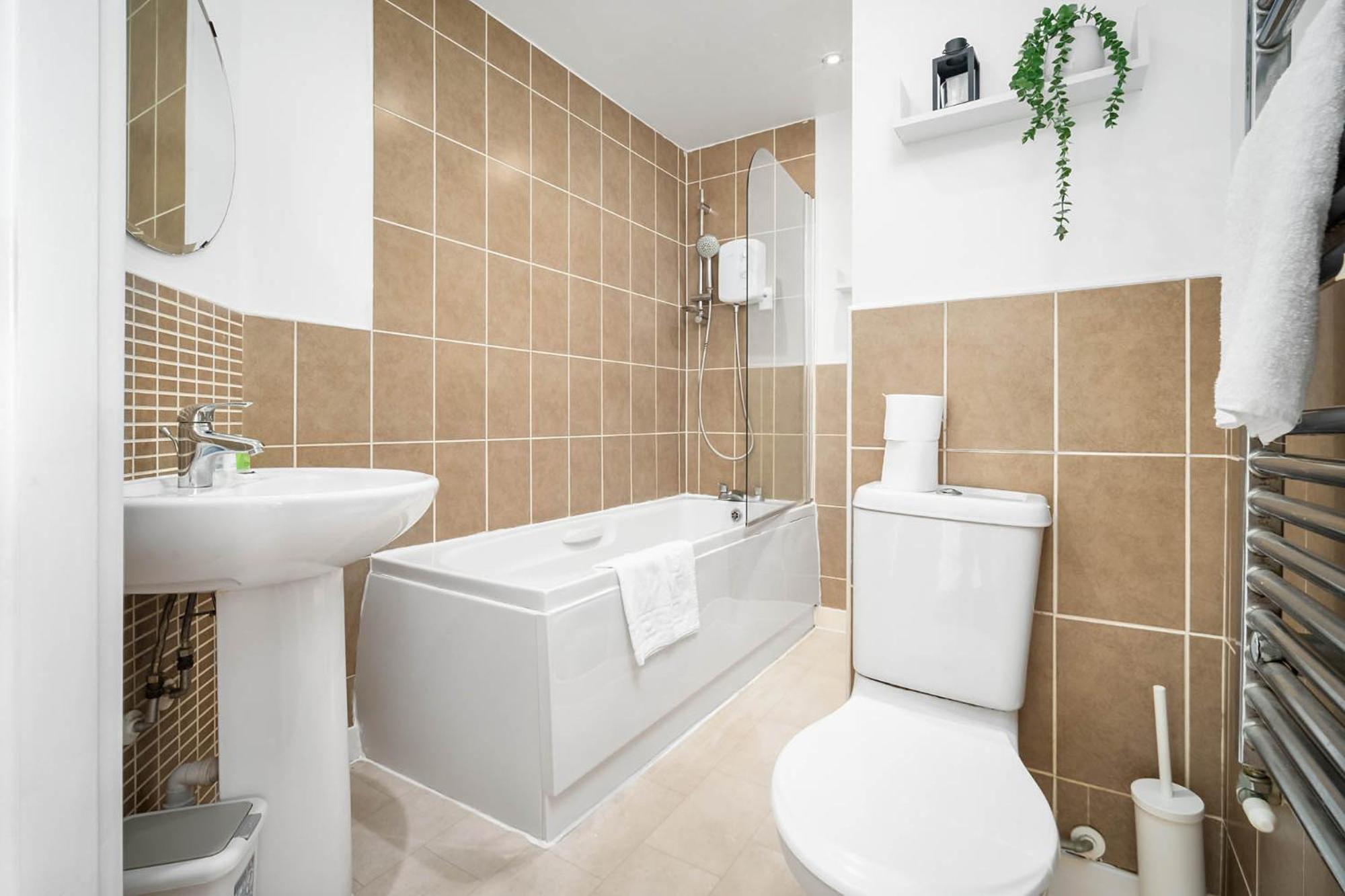 2 Bedroom House - Garden & Parking 2gm - Wifi Holiday home Birmingham