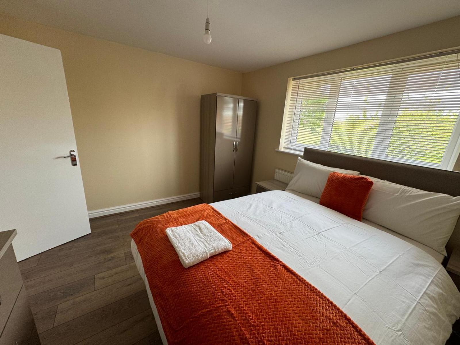Cozy 4-bed House In Walmley Apartment *