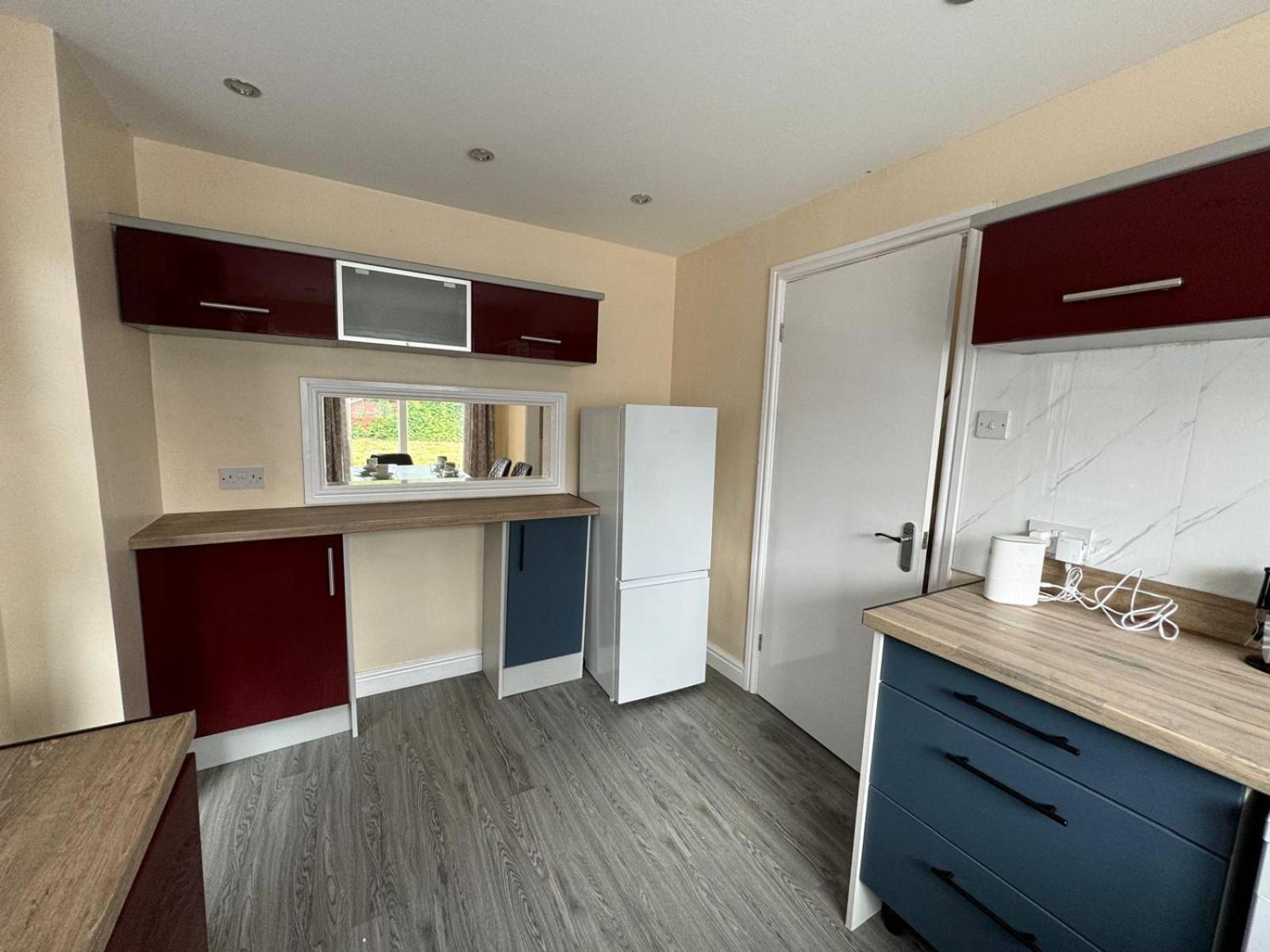 Cozy 4-bed House In Walmley Apartment *