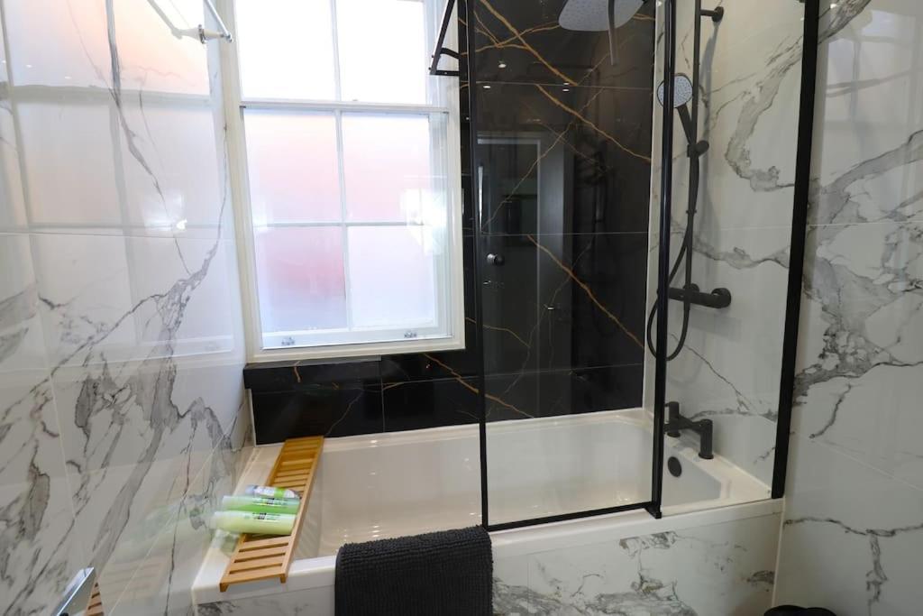 Apartment Diamond Place -luxury 2-bedroom Flat, Parking, Wifi, Netflix, Location