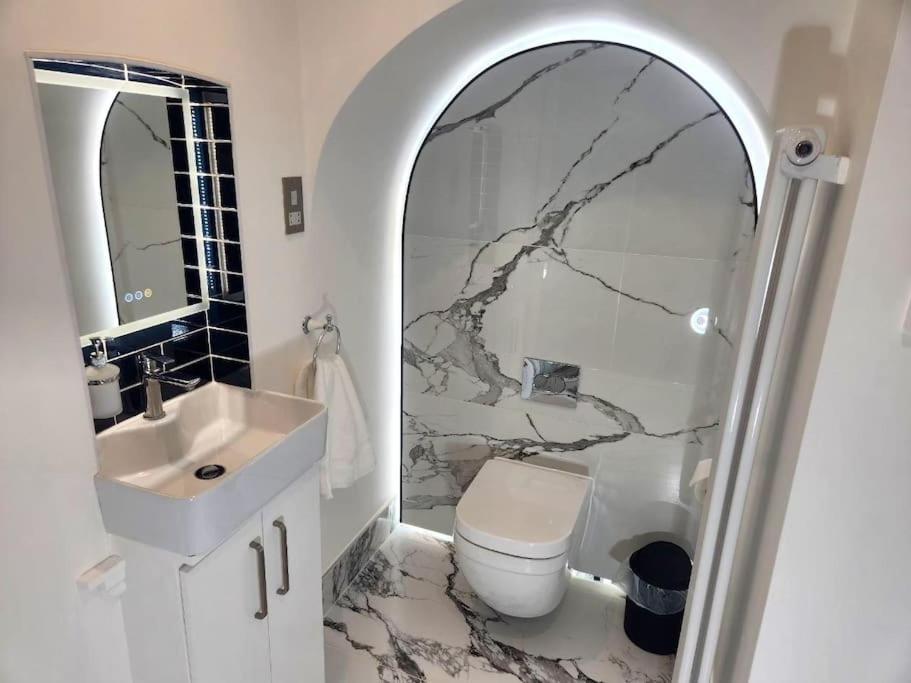 Apartment Diamond Place -luxury 2-bedroom Flat, Parking, Wifi, Netflix, Location *