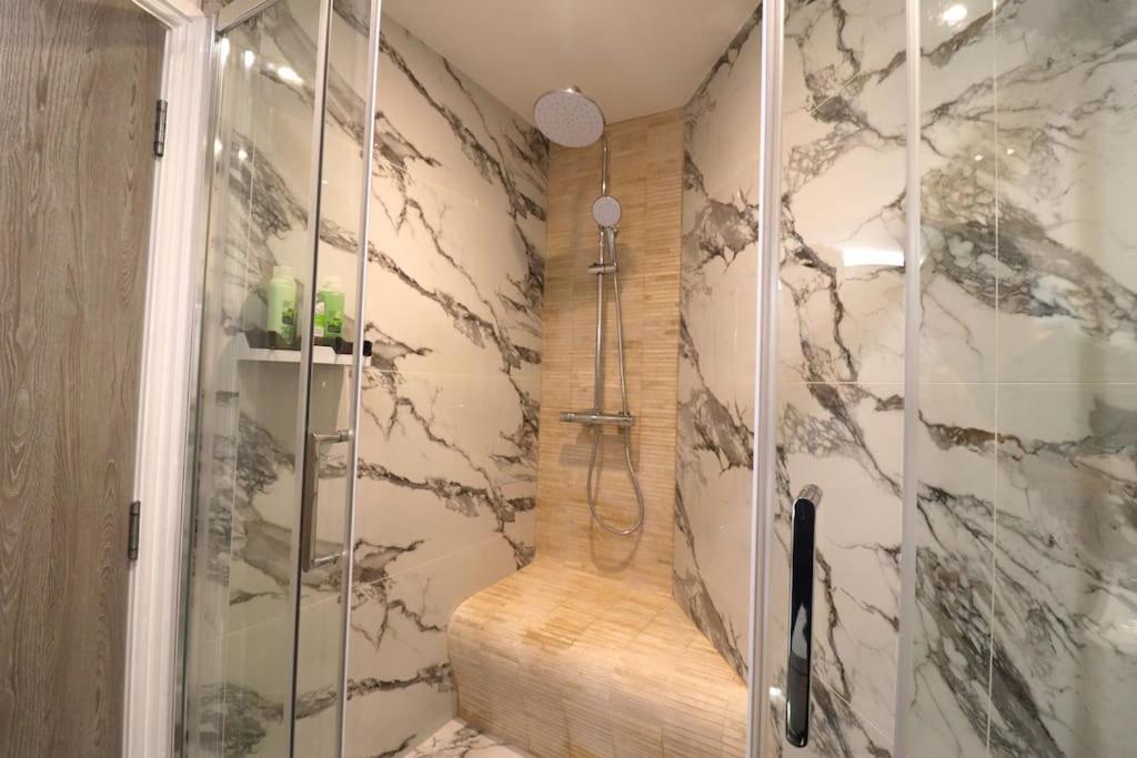 Apartment Diamond Place -luxury 2-bedroom Flat, Parking, Wifi, Netflix, Location