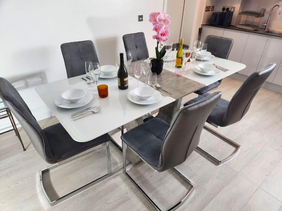 Apartment Diamond Place -luxury 2-bedroom Flat, Parking, Wifi, Netflix, Location