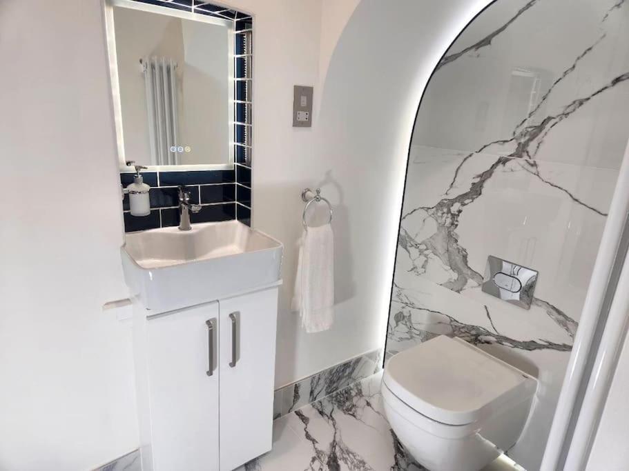 Diamond Place -luxury 2-bedroom Flat, Parking, Wifi, Netflix, Location