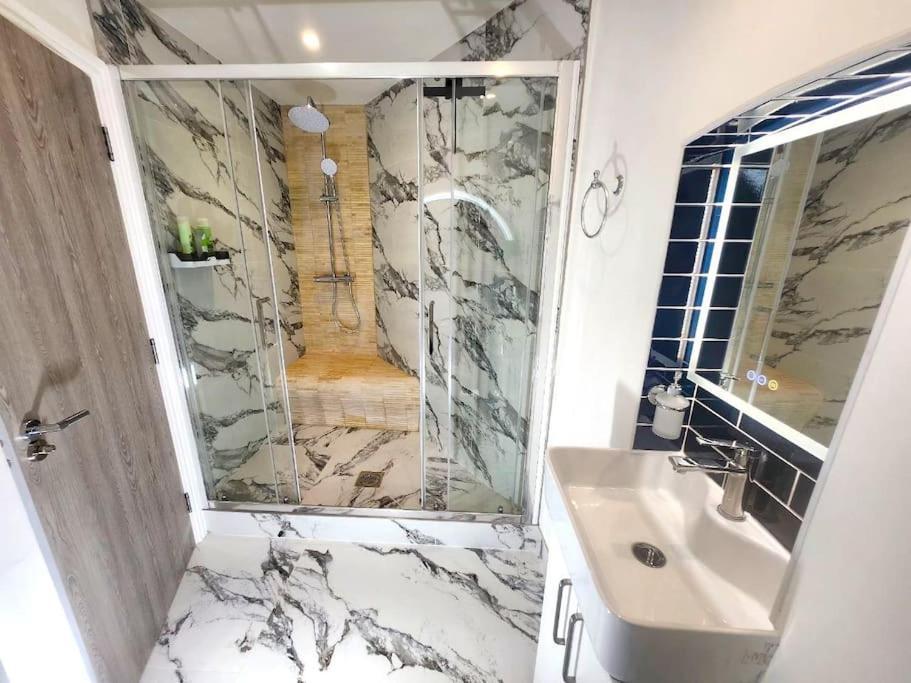 Apartment Diamond Place -luxury 2-bedroom Flat, Parking, Wifi, Netflix, Location Birmingham