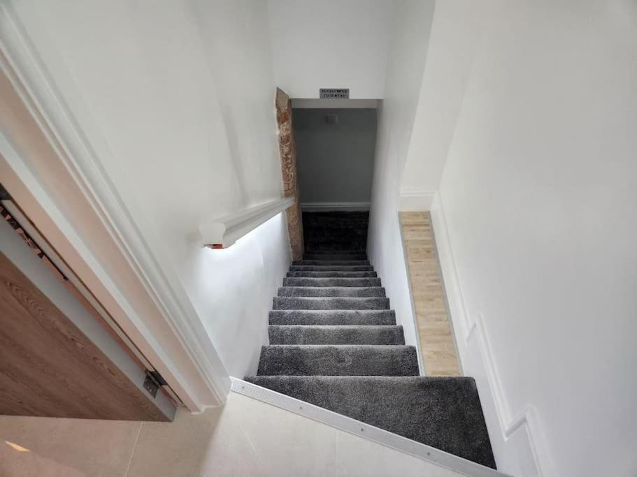 Diamond Place -luxury 2-bedroom Flat, Parking, Wifi, Netflix, Location *