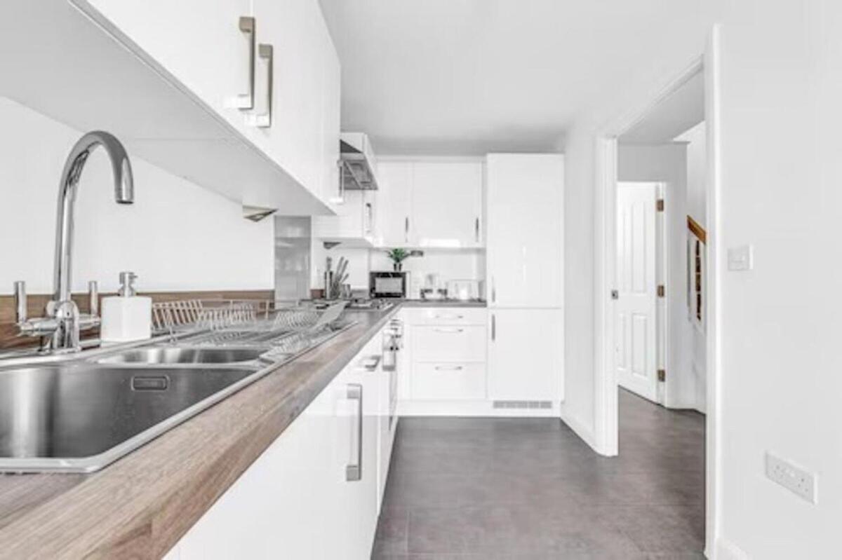 Holiday home Optimal Luxury For Contractors And Large Groups 3 Bedroom 2 Bath - Sleep Unto 9 Guests- 5 Mins Drive To The Centre Pets Allowed -- Free Parking Onsite Birmingham