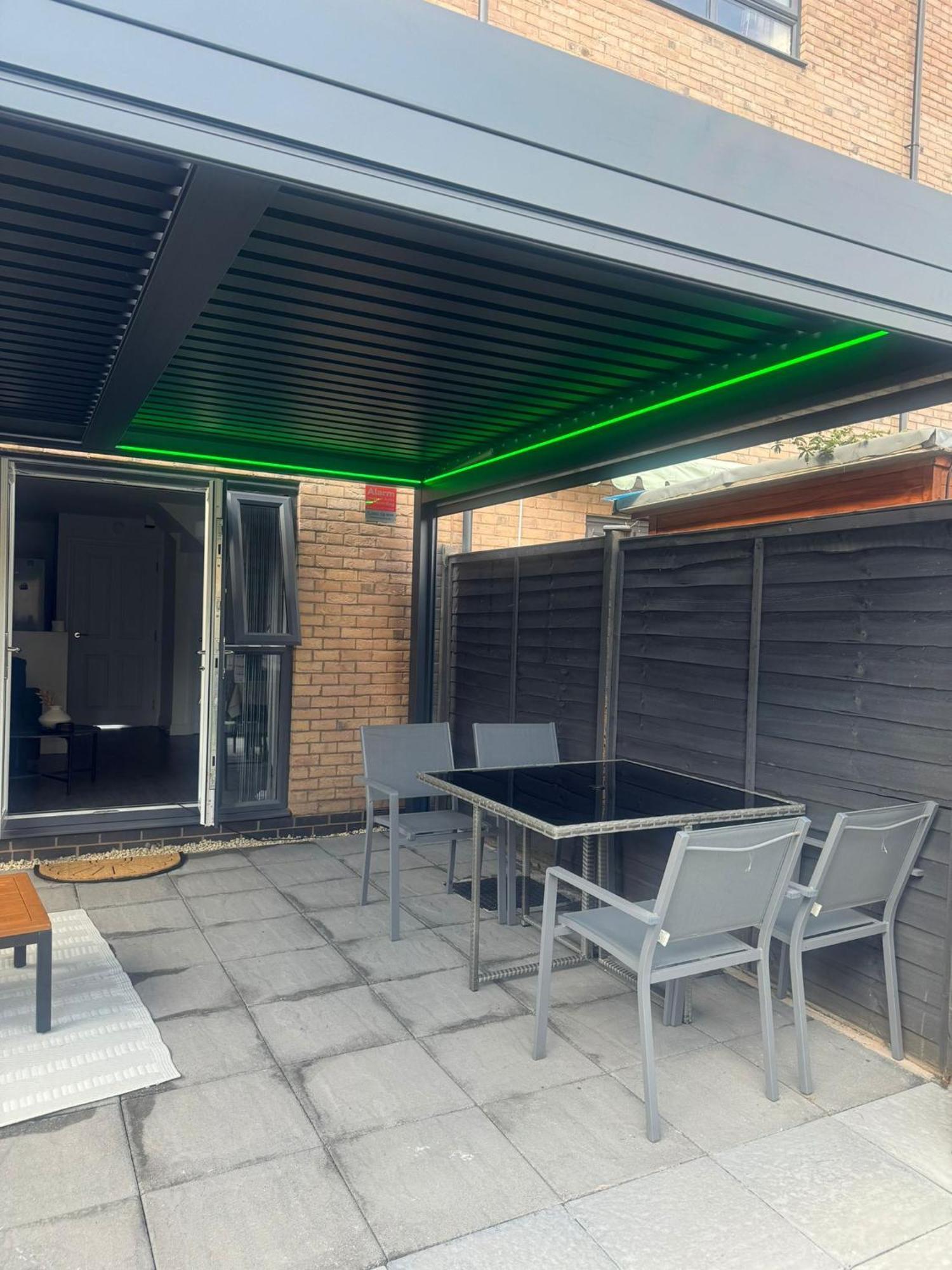 Spacious 4 Bedroom House W/parking *