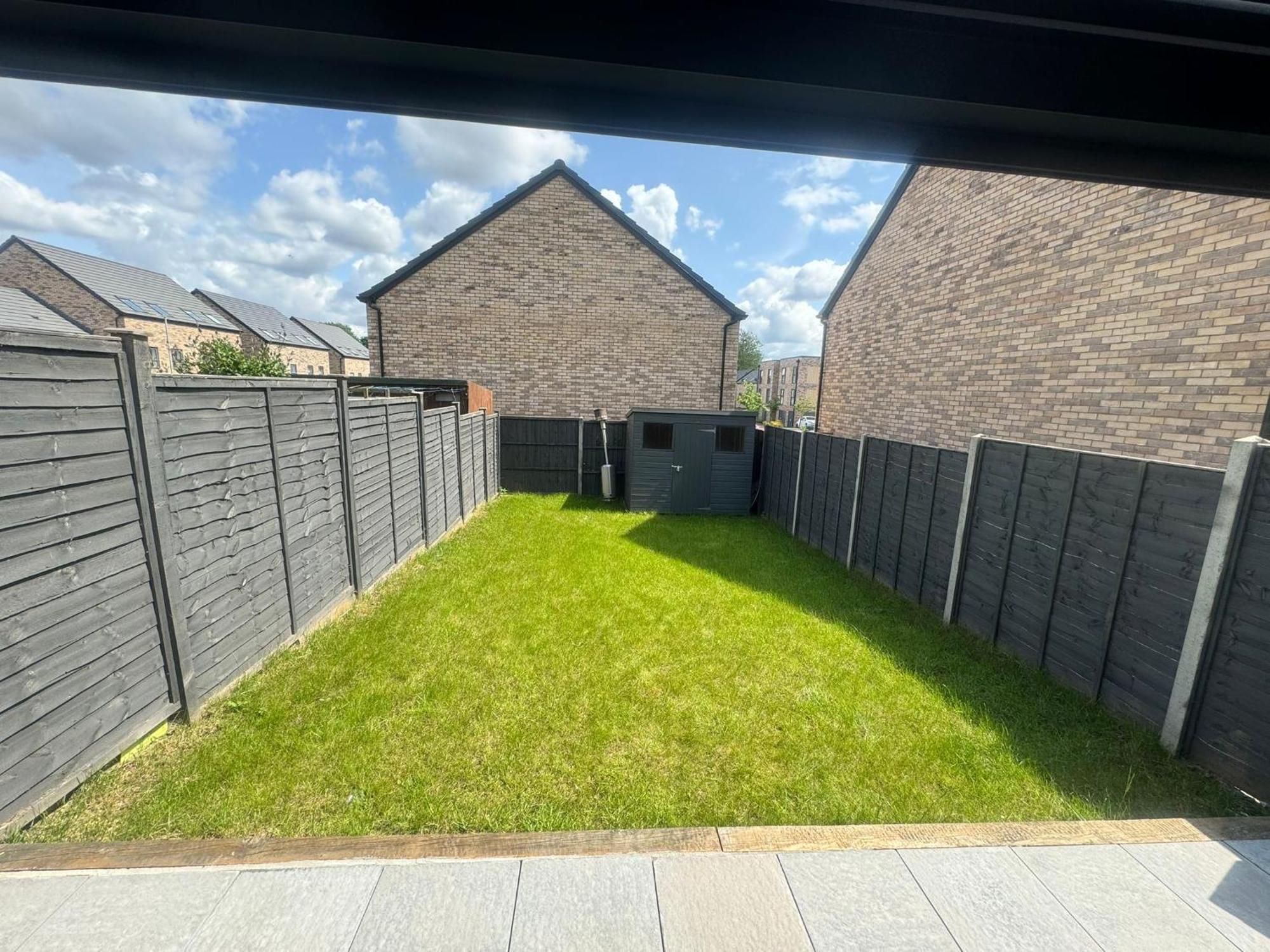 Spacious 4 Bedroom House W/parking *