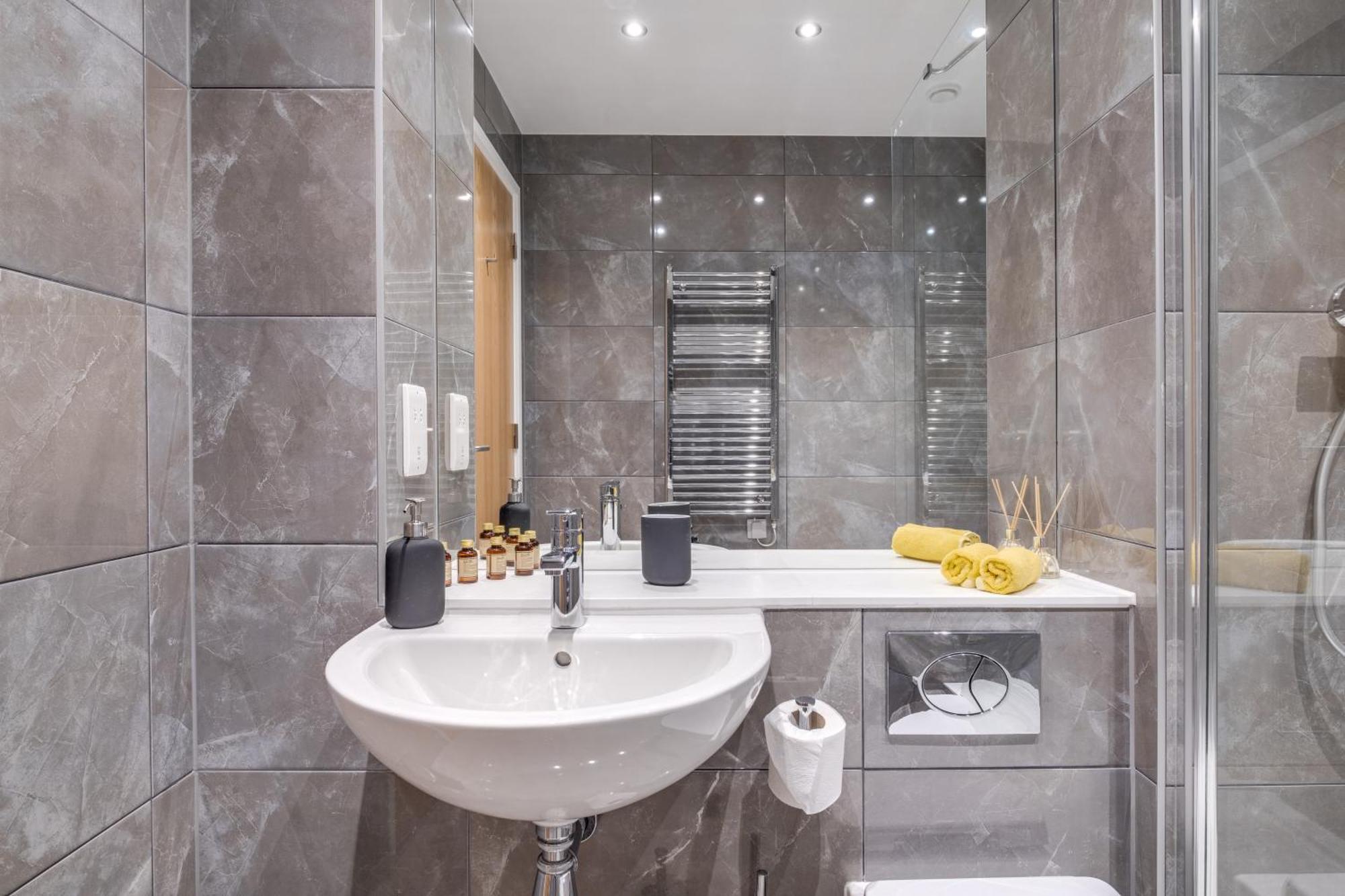 Apartment Pluxa Canary Diamond - High End Luxury Birmingham