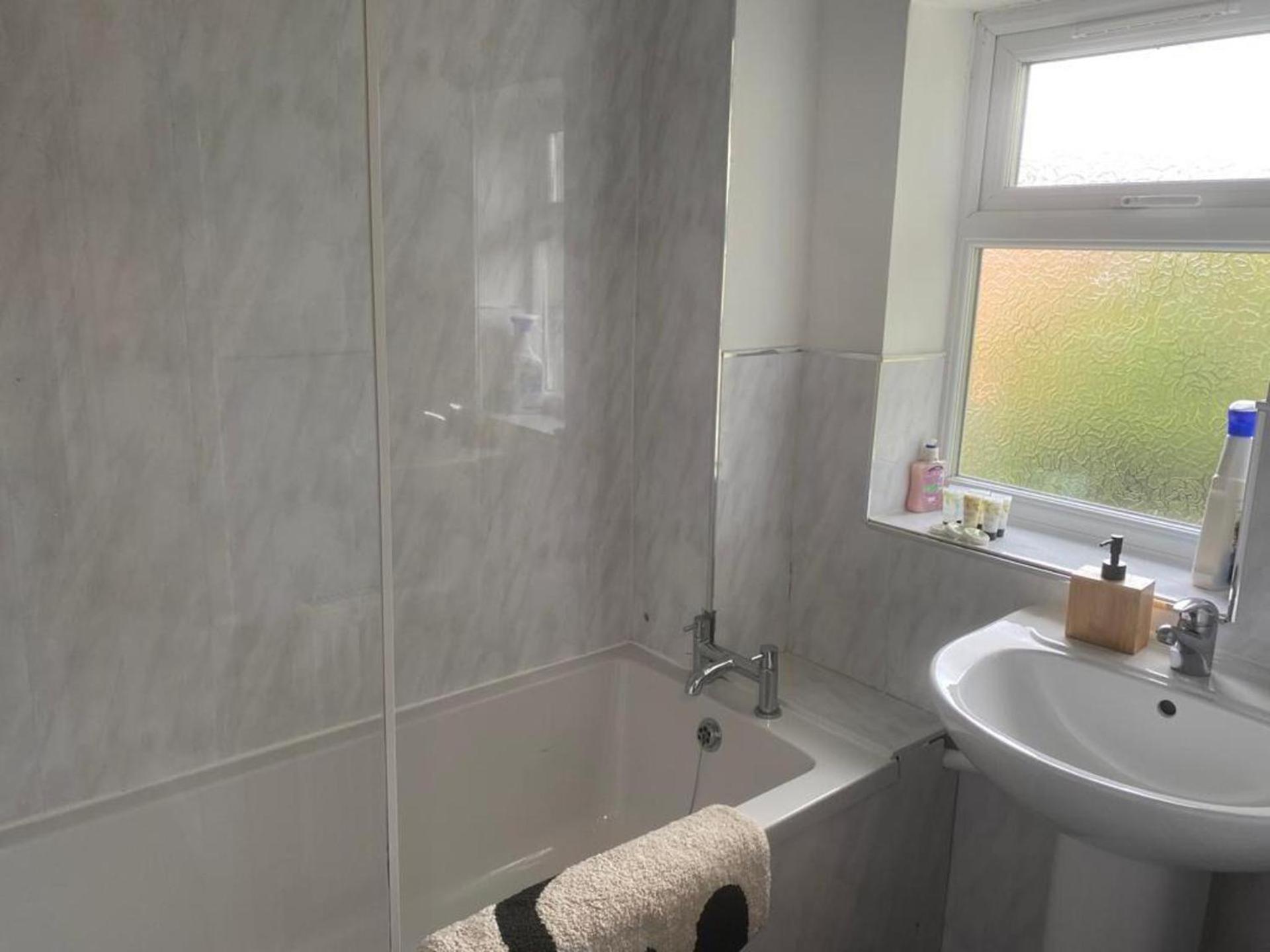 Holiday home Birmingham - 4Br - Sleeps 9 - Parking - Garden