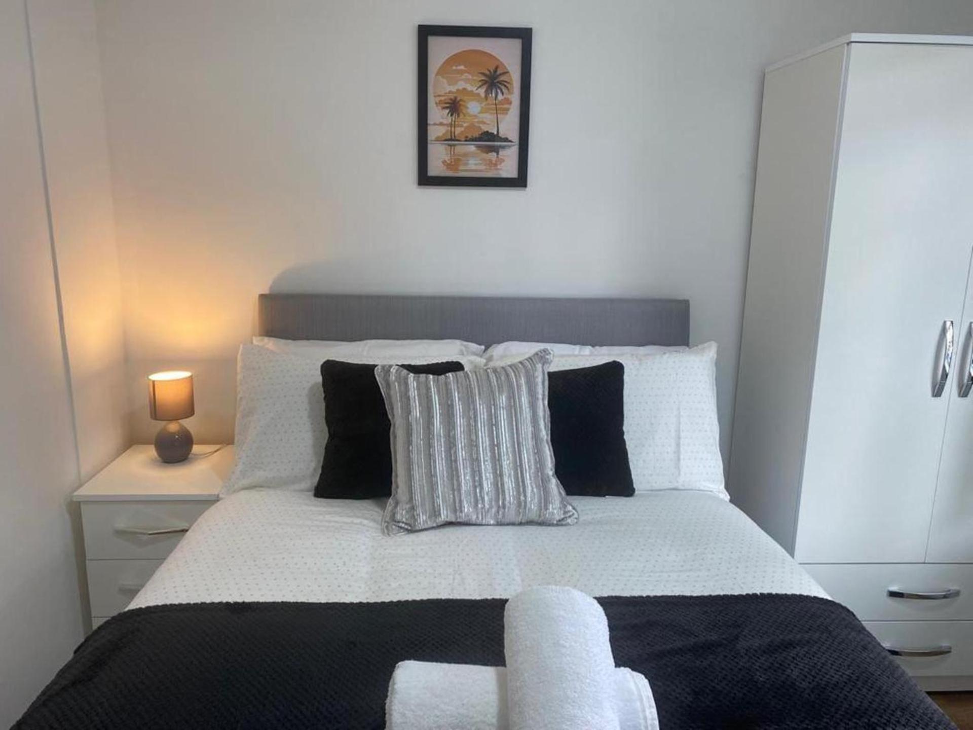 Holiday home Birmingham - 4Br - Sleeps 9 - Parking - Garden *