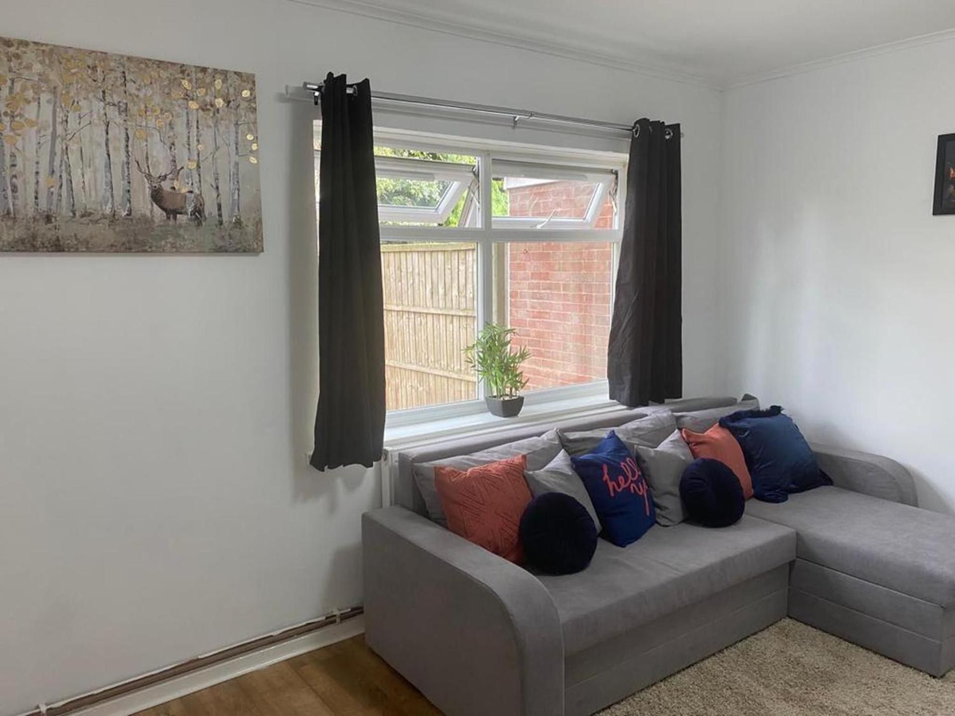 Holiday home Birmingham - 4Br - Sleeps 9 - Parking - Garden *