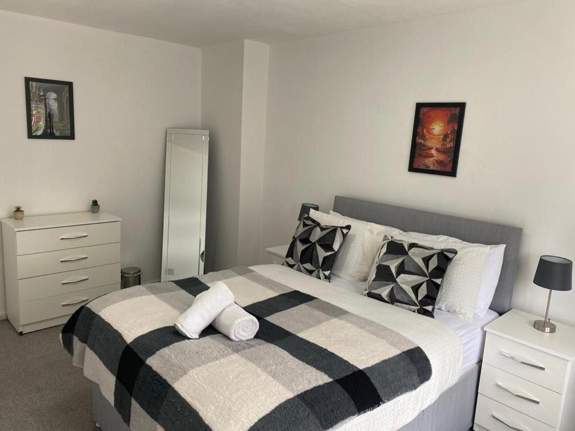 Holiday home Birmingham - 4Br - Sleeps 9 - Parking - Garden