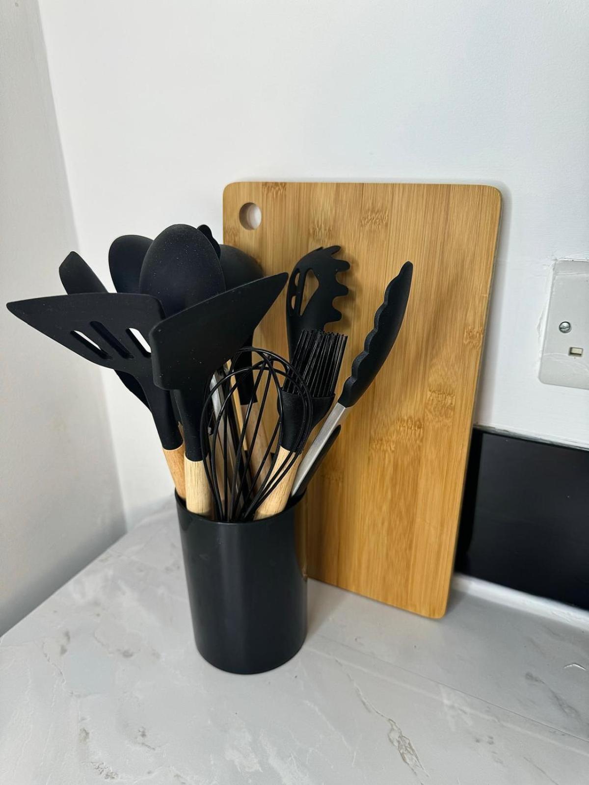 Centre - No Deposit Required- Free Parking Apartment *