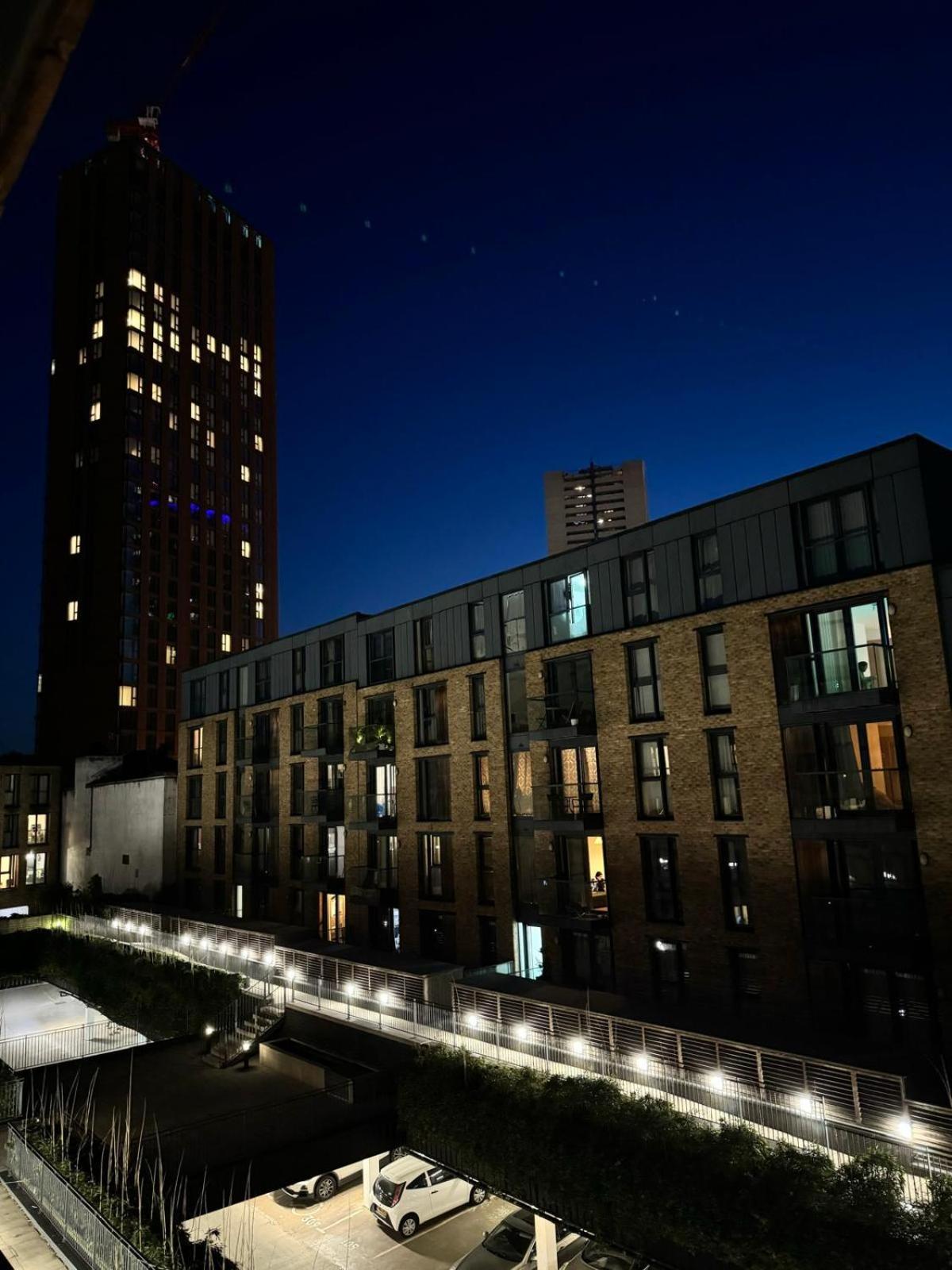 Apartment Centre - No Deposit Required- Free Parking