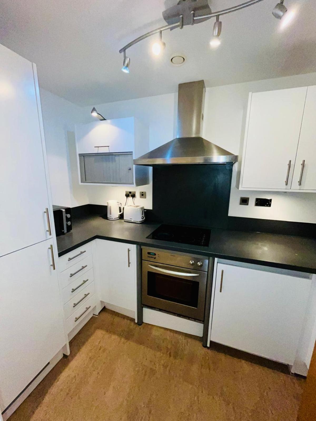 Apartment Exquisite Centre - Recently Refurbed - 2 Bed 2 Bath - Free Parking - Netflix Amazon *