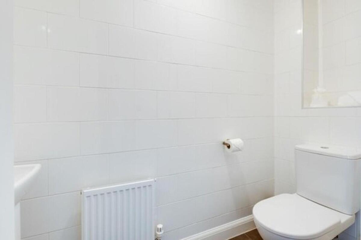Optimal Luxury For Contractors And Large Groups 3 Bedroom 2 Bath - Sleep Unto 9 Guests- 5 Mins Drive To The Centre Pets Allowed -- Free Parking Onsite Holiday home
