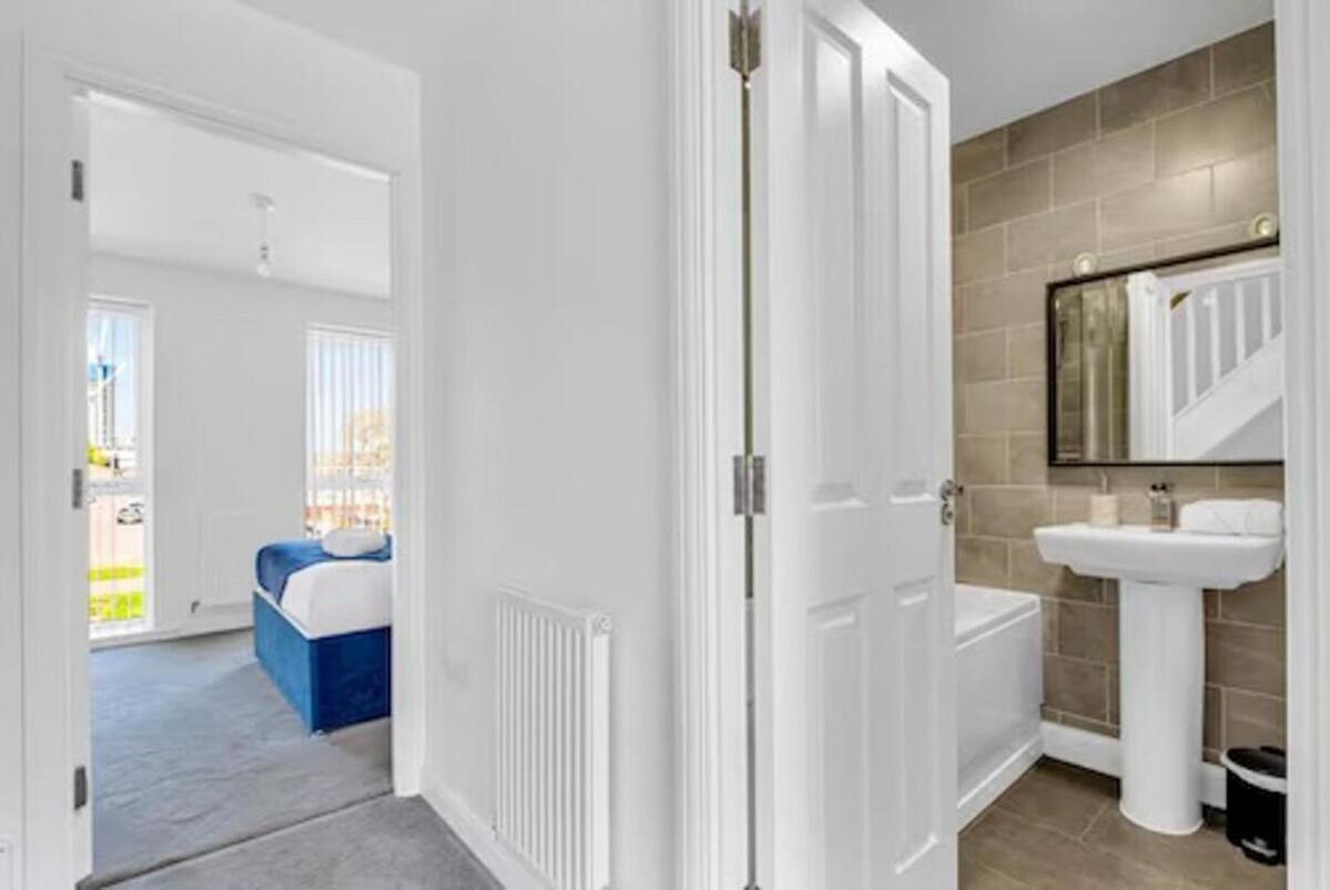 Optimal Luxury For Contractors And Large Groups 3 Bedroom 2 Bath - Sleep Unto 9 Guests- 5 Mins Drive To The Centre Pets Allowed -- Free Parking Onsite
