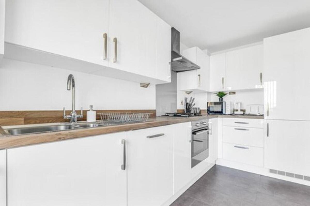 Optimal Luxury For Contractors And Large Groups 3 Bedroom 2 Bath - Sleep Unto 9 Guests- 5 Mins Drive To The Centre Pets Allowed -- Free Parking Onsite Birmingham