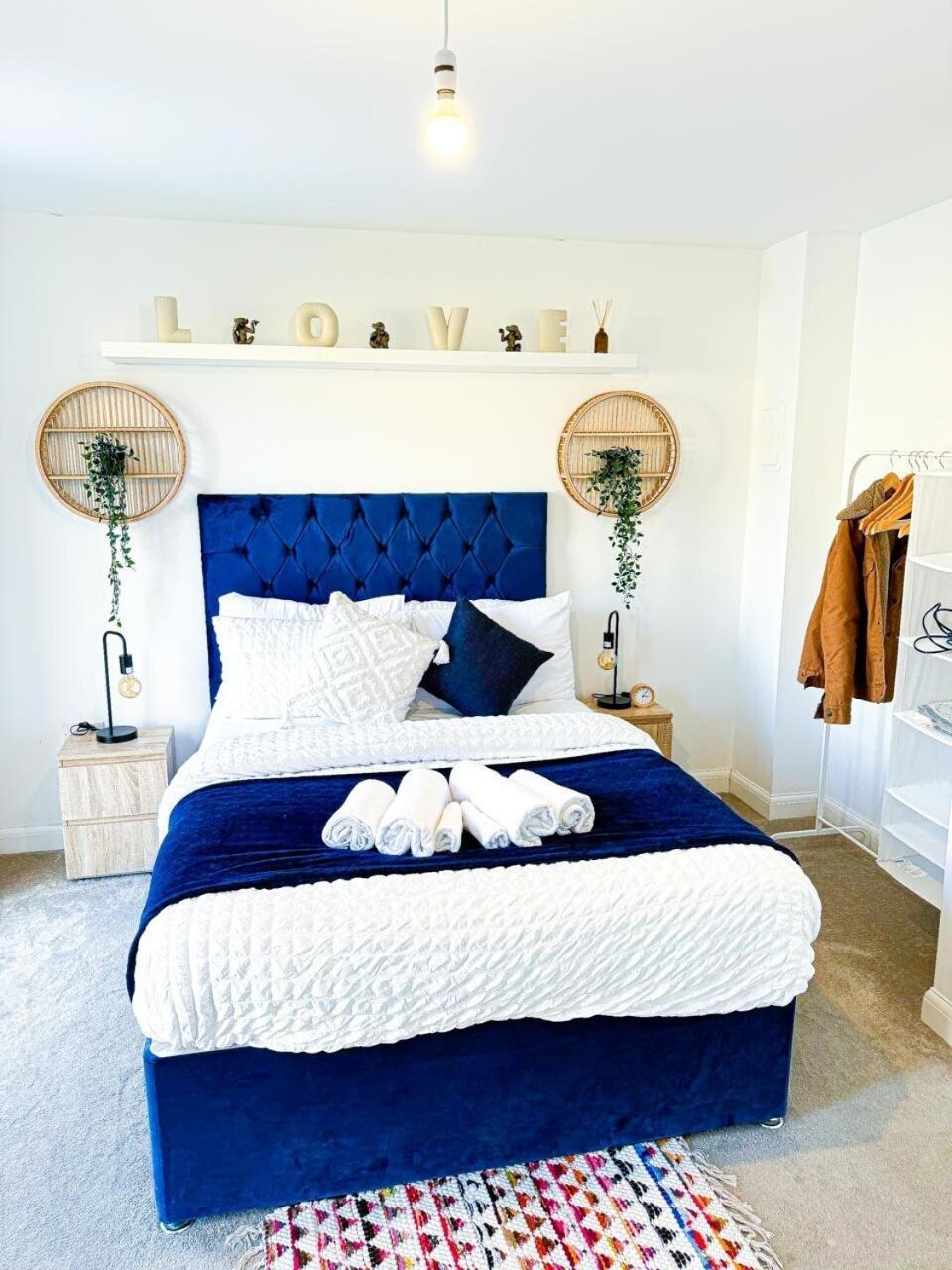 Holiday home Optimal Luxury For Contractors And Large Groups 3 Bedroom 2 Bath - Sleep Unto 9 Guests- 5 Mins Drive To The Centre Pets Allowed -- Free Parking Onsite Birmingham
