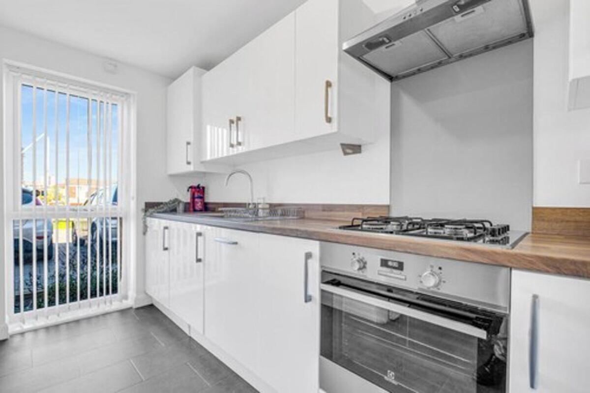 Optimal Luxury For Contractors And Large Groups 3 Bedroom 2 Bath - Sleep Unto 9 Guests- 5 Mins Drive To The Centre Pets Allowed -- Free Parking Onsite *
