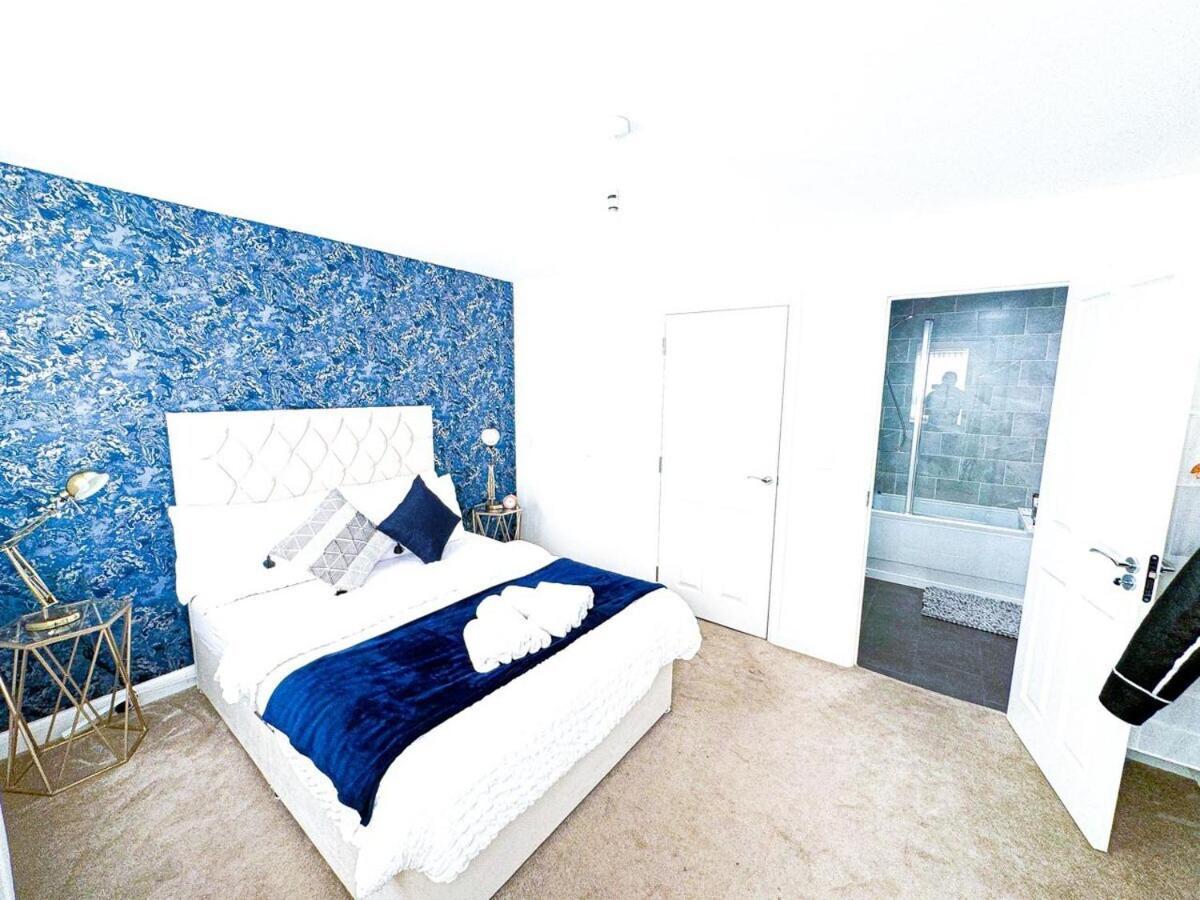 Optimal Luxury For Contractors And Large Groups 3 Bedroom 2 Bath - Sleep Unto 9 Guests- 5 Mins Drive To The Centre Pets Allowed -- Free Parking Onsite Holiday home *