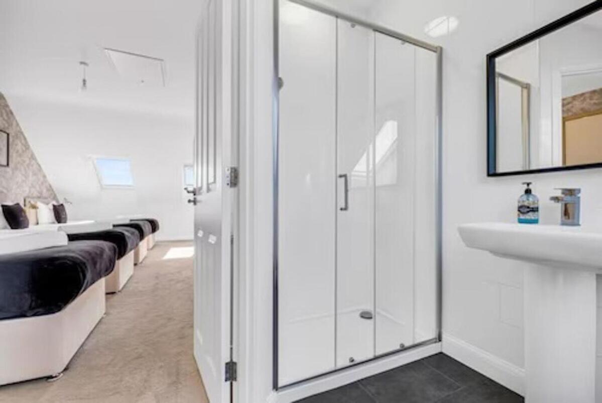 Optimal Luxury For Contractors And Large Groups 3 Bedroom 2 Bath - Sleep Unto 9 Guests- 5 Mins Drive To The Centre Pets Allowed -- Free Parking Onsite Birmingham