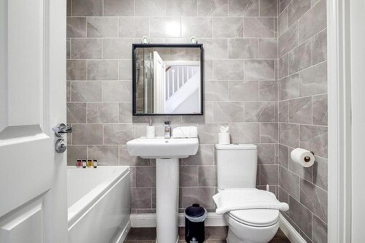 Holiday home Optimal Luxury For Contractors And Large Groups 3 Bedroom 2 Bath - Sleep Unto 9 Guests- 5 Mins Drive To The Centre Pets Allowed -- Free Parking Onsite