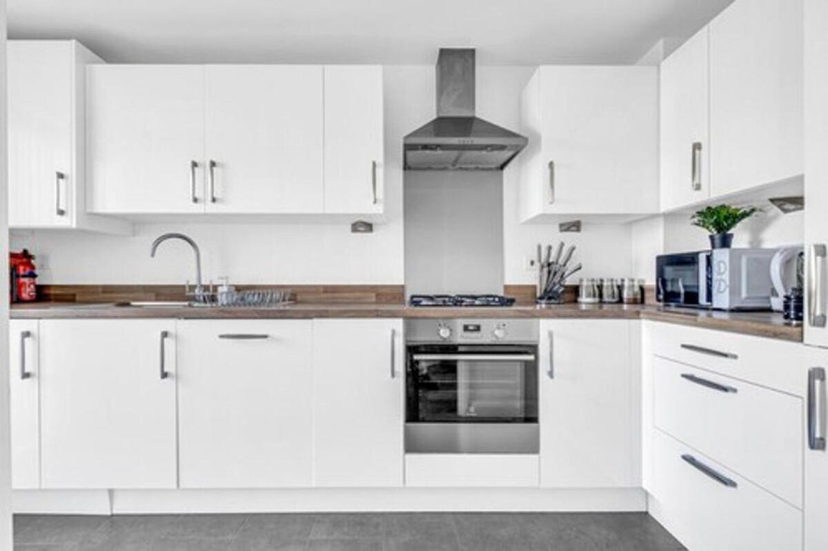Holiday home Optimal Luxury For Contractors And Large Groups 3 Bedroom 2 Bath - Sleep Unto 9 Guests- 5 Mins Drive To The Centre Pets Allowed -- Free Parking Onsite Birmingham