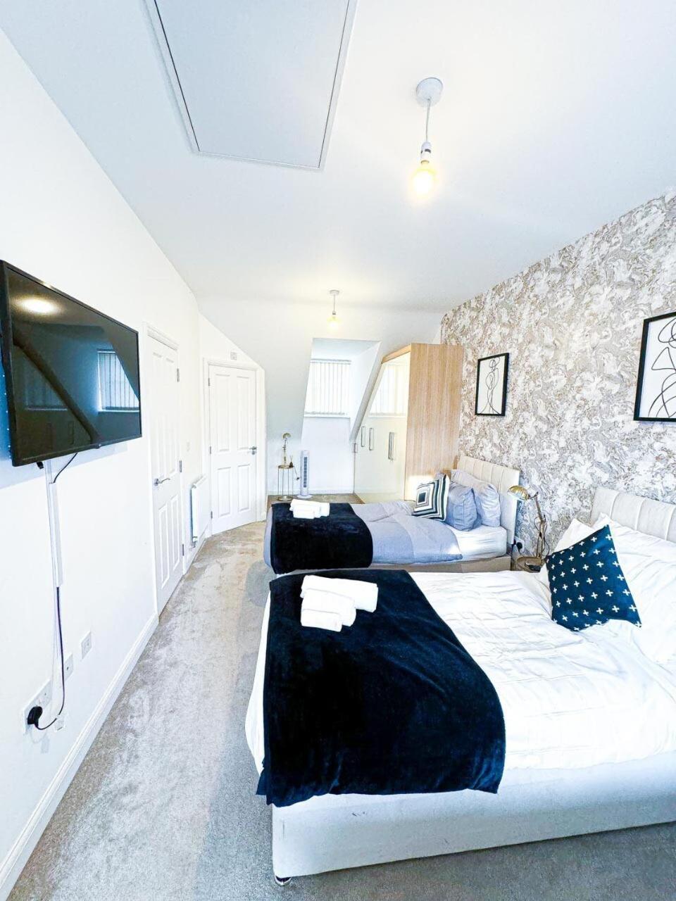 Optimal Luxury For Contractors And Large Groups 3 Bedroom 2 Bath - Sleep Unto 9 Guests- 5 Mins Drive To The Centre Pets Allowed -- Free Parking Onsite