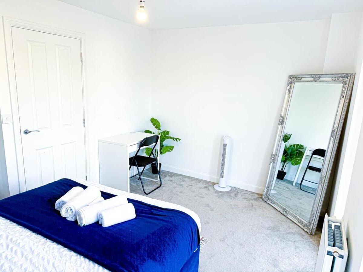 Holiday home Optimal Luxury For Contractors And Large Groups 3 Bedroom 2 Bath - Sleep Unto 9 Guests- 5 Mins Drive To The Centre Pets Allowed -- Free Parking Onsite