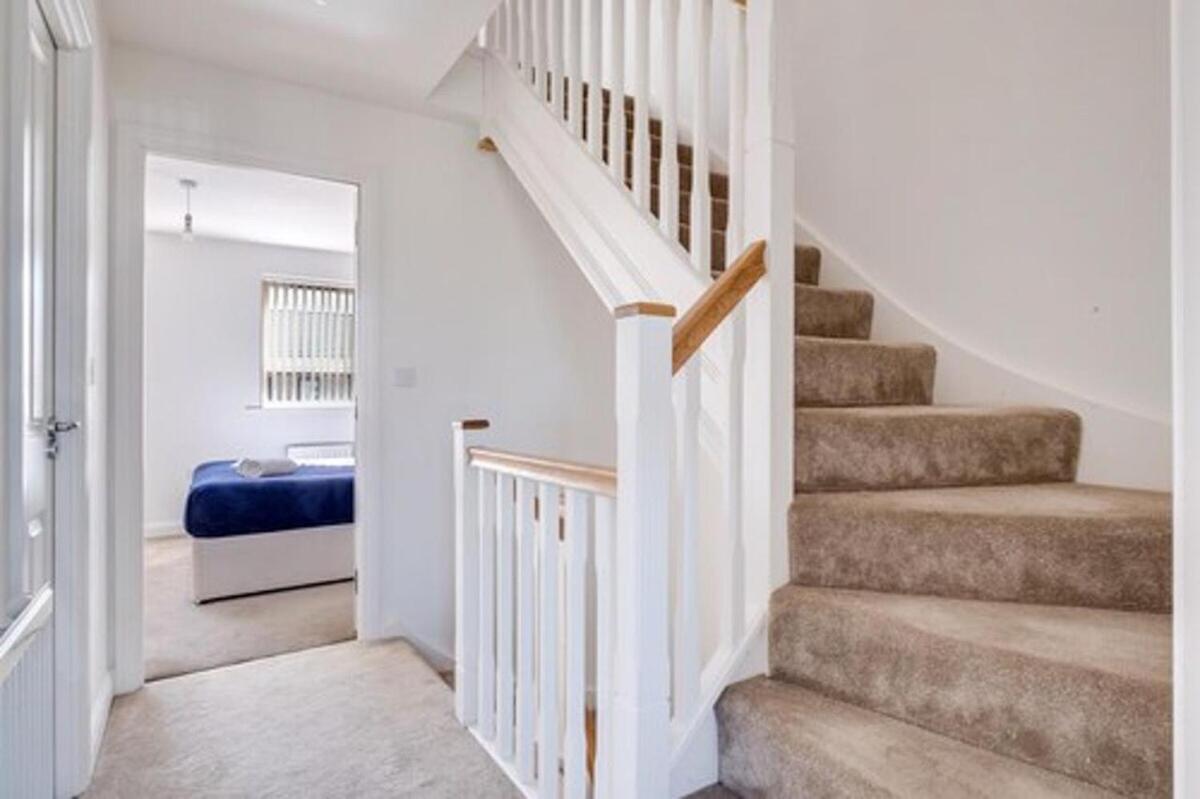 Optimal Luxury For Contractors And Large Groups 3 Bedroom 2 Bath - Sleep Unto 9 Guests- 5 Mins Drive To The Centre Pets Allowed -- Free Parking Onsite * Birmingham