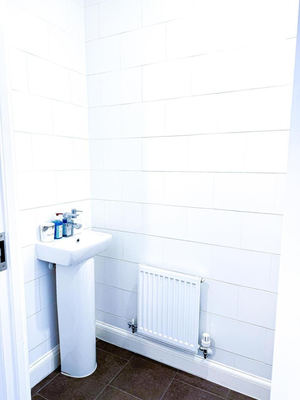 Holiday home Optimal Luxury For Contractors And Large Groups 3 Bedroom 2 Bath - Sleep Unto 9 Guests- 5 Mins Drive To The Centre Pets Allowed -- Free Parking Onsite