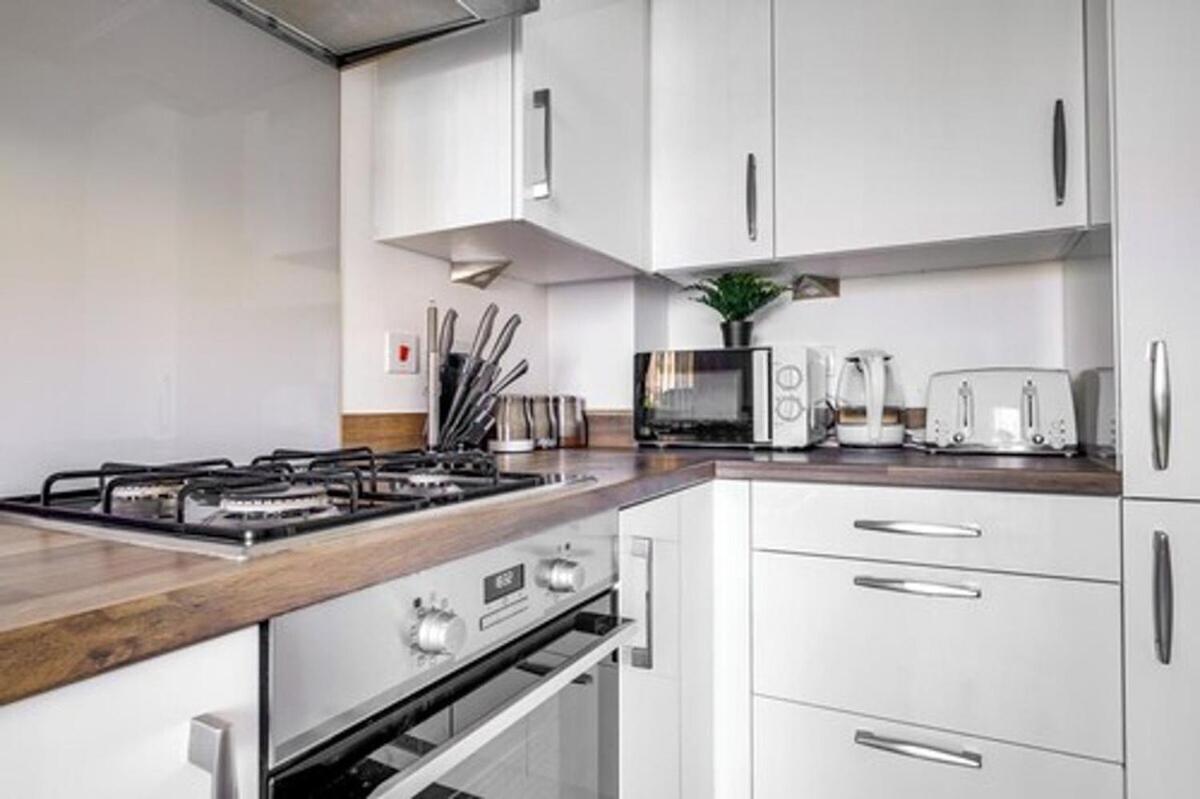 Optimal Luxury For Contractors And Large Groups 3 Bedroom 2 Bath - Sleep Unto 9 Guests- 5 Mins Drive To The Centre Pets Allowed -- Free Parking Onsite *