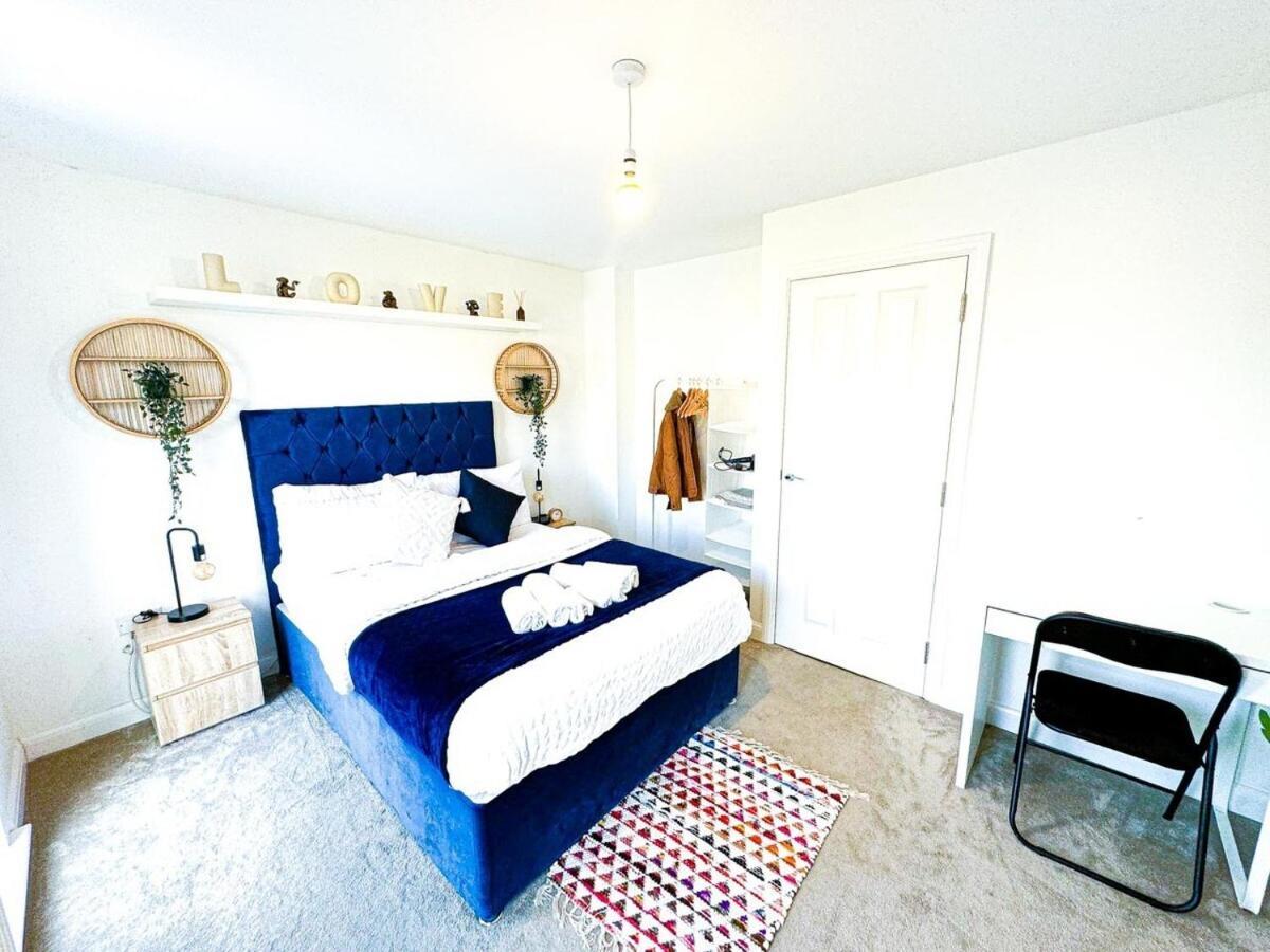 Optimal Luxury For Contractors And Large Groups 3 Bedroom 2 Bath - Sleep Unto 9 Guests- 5 Mins Drive To The Centre Pets Allowed -- Free Parking Onsite Holiday home