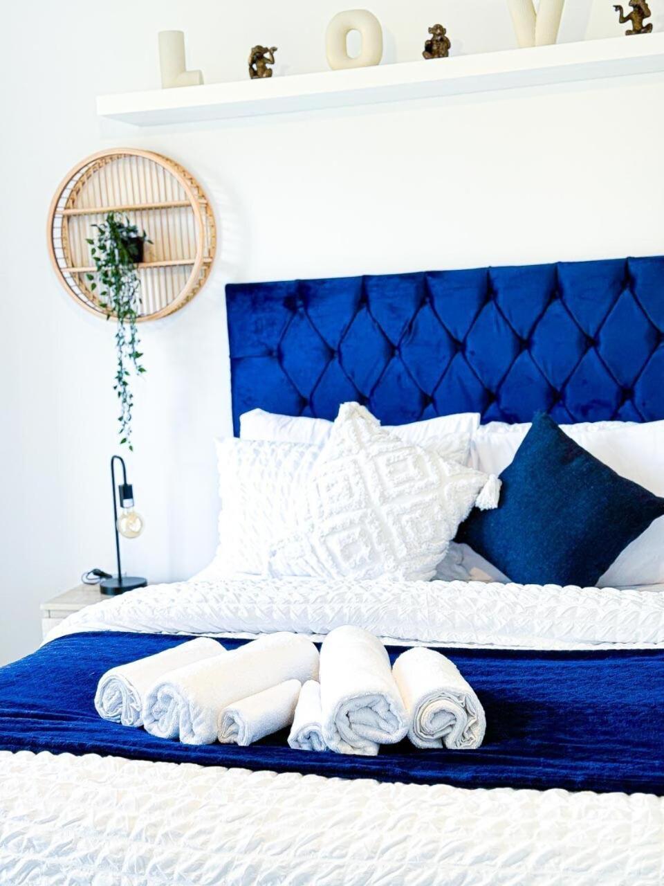 Holiday home Optimal Luxury For Contractors And Large Groups 3 Bedroom 2 Bath - Sleep Unto 9 Guests- 5 Mins Drive To The Centre Pets Allowed -- Free Parking Onsite