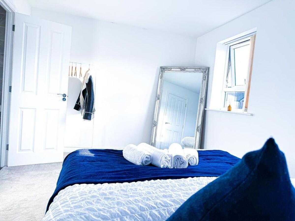 Optimal Luxury For Contractors And Large Groups 3 Bedroom 2 Bath - Sleep Unto 9 Guests- 5 Mins Drive To The Centre Pets Allowed -- Free Parking Onsite Holiday home Birmingham