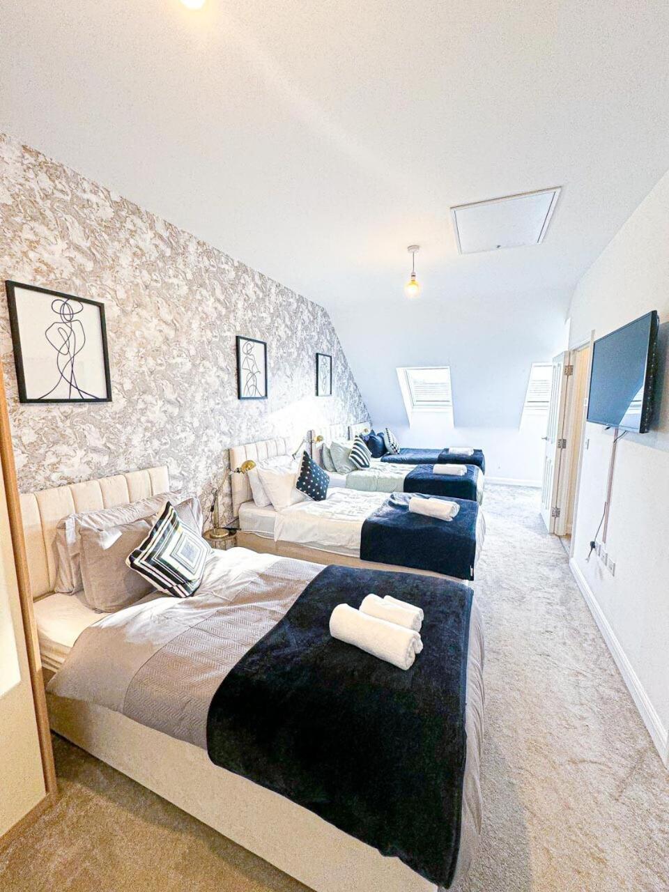 Optimal Luxury For Contractors And Large Groups 3 Bedroom 2 Bath - Sleep Unto 9 Guests- 5 Mins Drive To The Centre Pets Allowed -- Free Parking Onsite