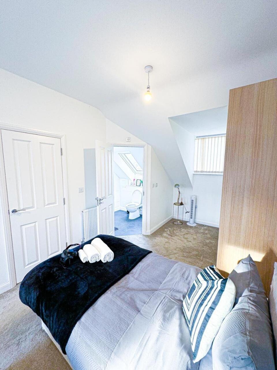 Holiday home Optimal Luxury For Contractors And Large Groups 3 Bedroom 2 Bath - Sleep Unto 9 Guests- 5 Mins Drive To The Centre Pets Allowed -- Free Parking Onsite