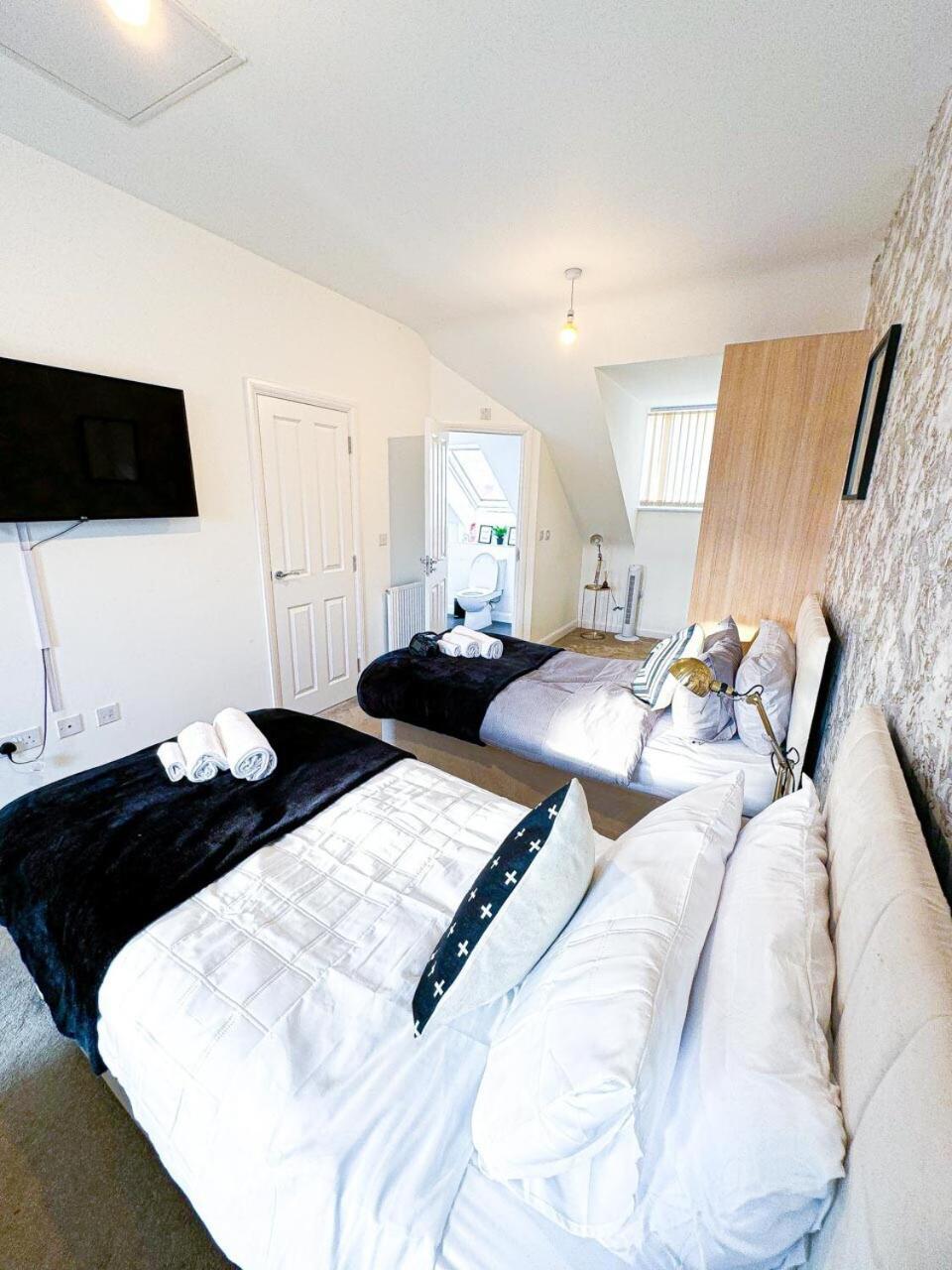 Optimal Luxury For Contractors And Large Groups 3 Bedroom 2 Bath - Sleep Unto 9 Guests- 5 Mins Drive To The Centre Pets Allowed -- Free Parking Onsite Holiday home *
