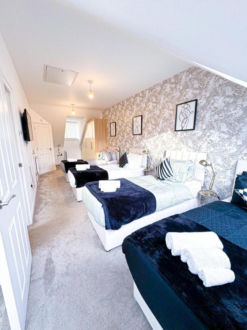 Holiday home Optimal Luxury For Contractors And Large Groups 3 Bedroom 2 Bath - Sleep Unto 9 Guests- 5 Mins Drive To The Centre Pets Allowed -- Free Parking Onsite