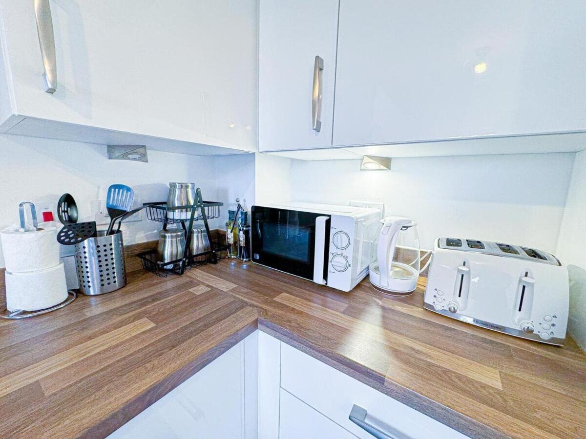 Optimal Luxury For Contractors And Large Groups 3 Bedroom 2 Bath - Sleep Unto 9 Guests- 5 Mins Drive To The Centre Pets Allowed -- Free Parking Onsite Holiday home *