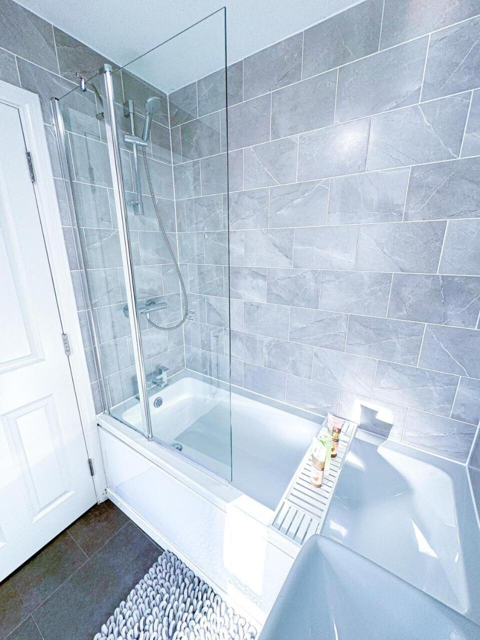 Optimal Luxury For Contractors And Large Groups 3 Bedroom 2 Bath - Sleep Unto 9 Guests- 5 Mins Drive To The Centre Pets Allowed -- Free Parking Onsite Holiday home Birmingham