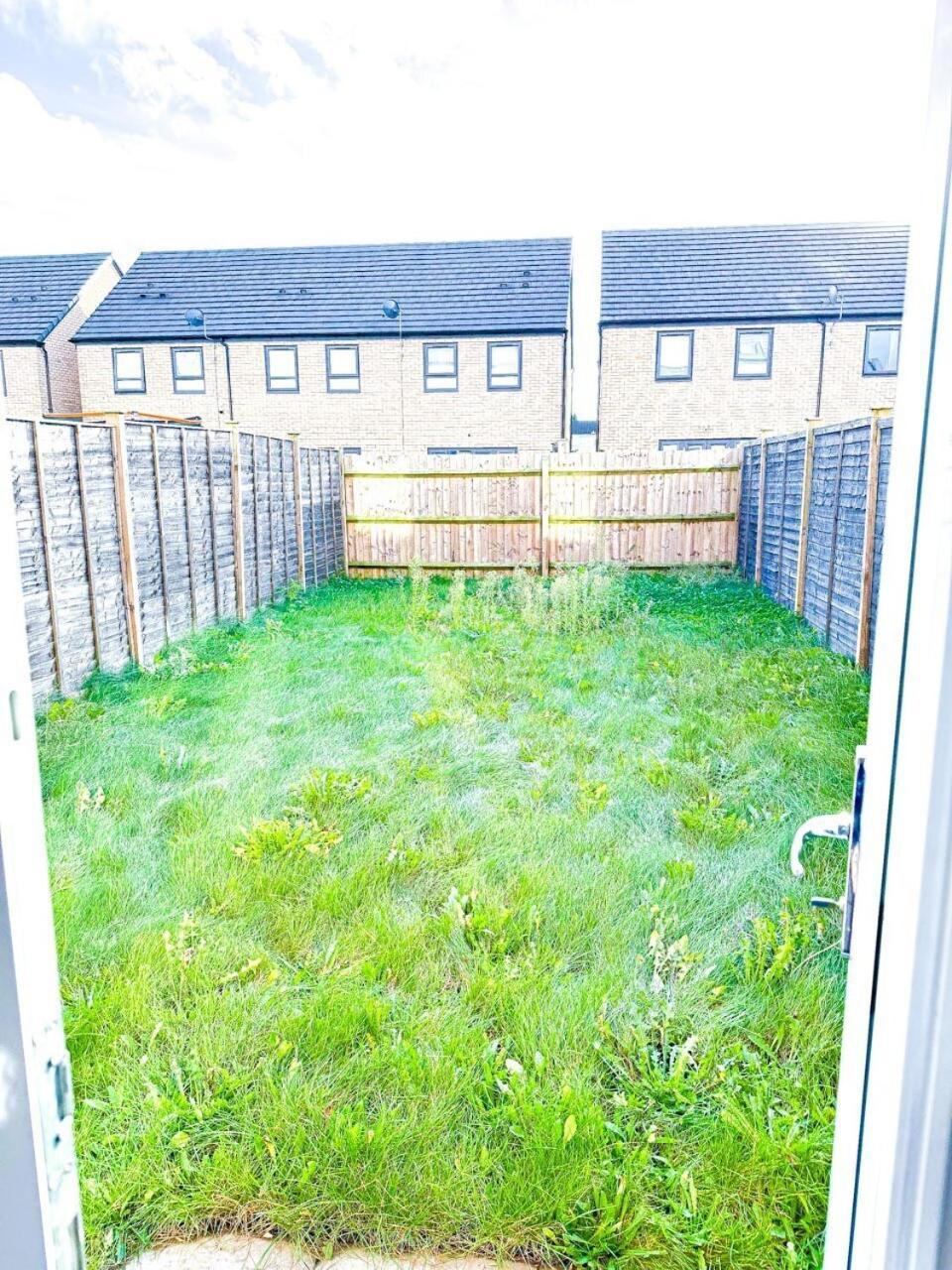 Optimal Luxury For Contractors And Large Groups 3 Bedroom 2 Bath - Sleep Unto 9 Guests- 5 Mins Drive To The Centre Pets Allowed -- Free Parking Onsite Holiday home