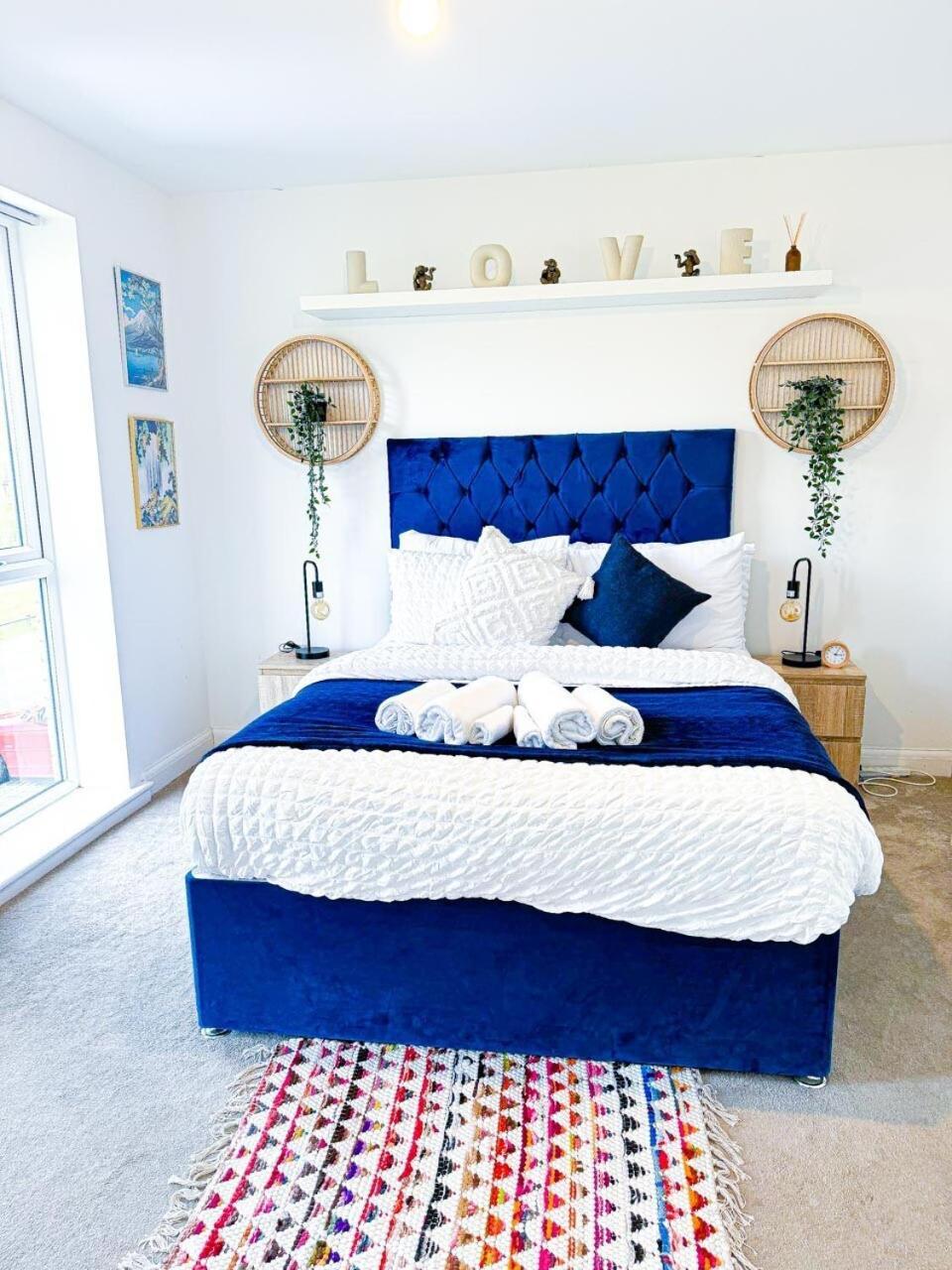 Holiday home Optimal Luxury For Contractors And Large Groups 3 Bedroom 2 Bath - Sleep Unto 9 Guests- 5 Mins Drive To The Centre Pets Allowed -- Free Parking Onsite
