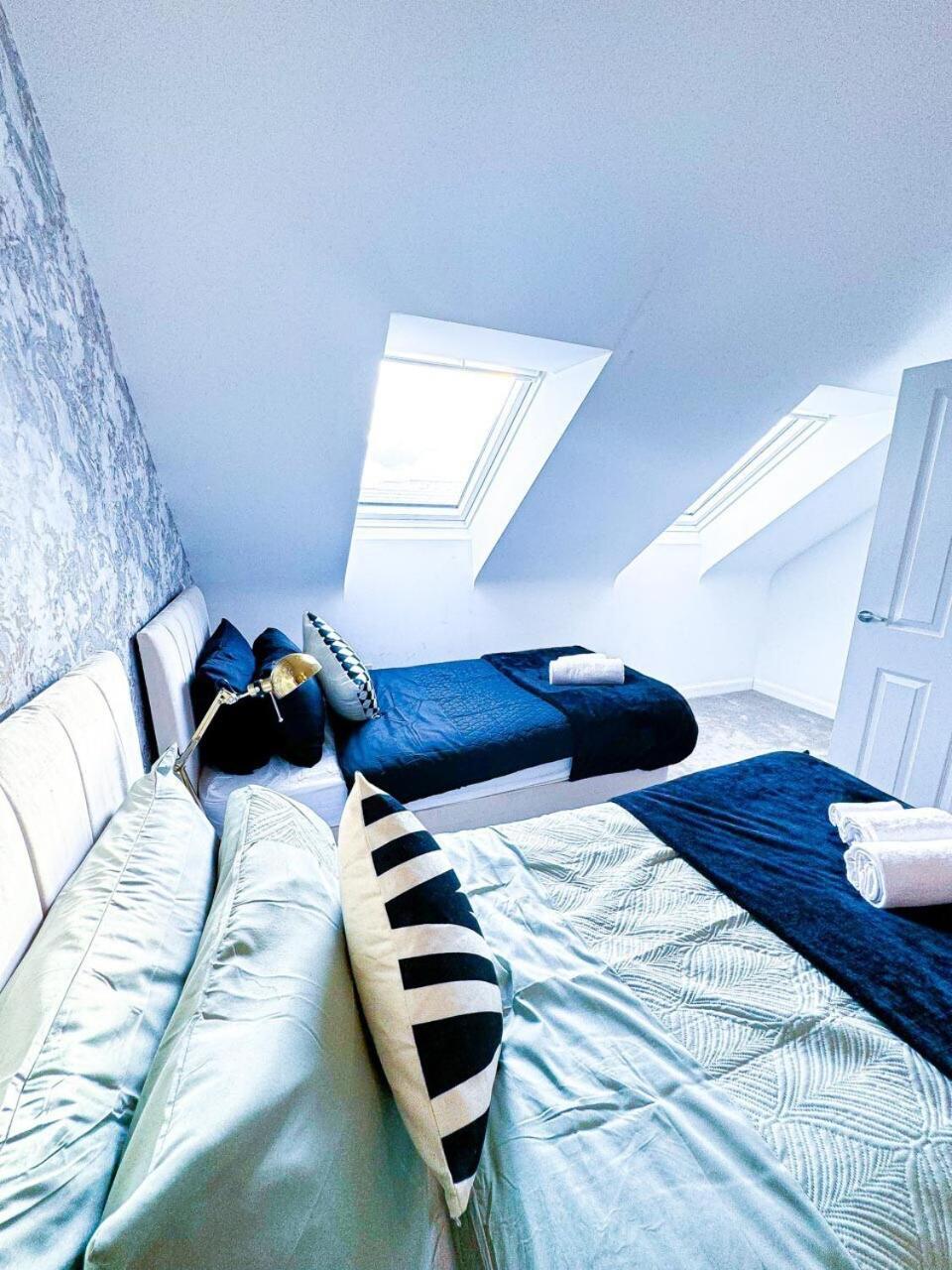 Holiday home Optimal Luxury For Contractors And Large Groups 3 Bedroom 2 Bath - Sleep Unto 9 Guests- 5 Mins Drive To The Centre Pets Allowed -- Free Parking Onsite *