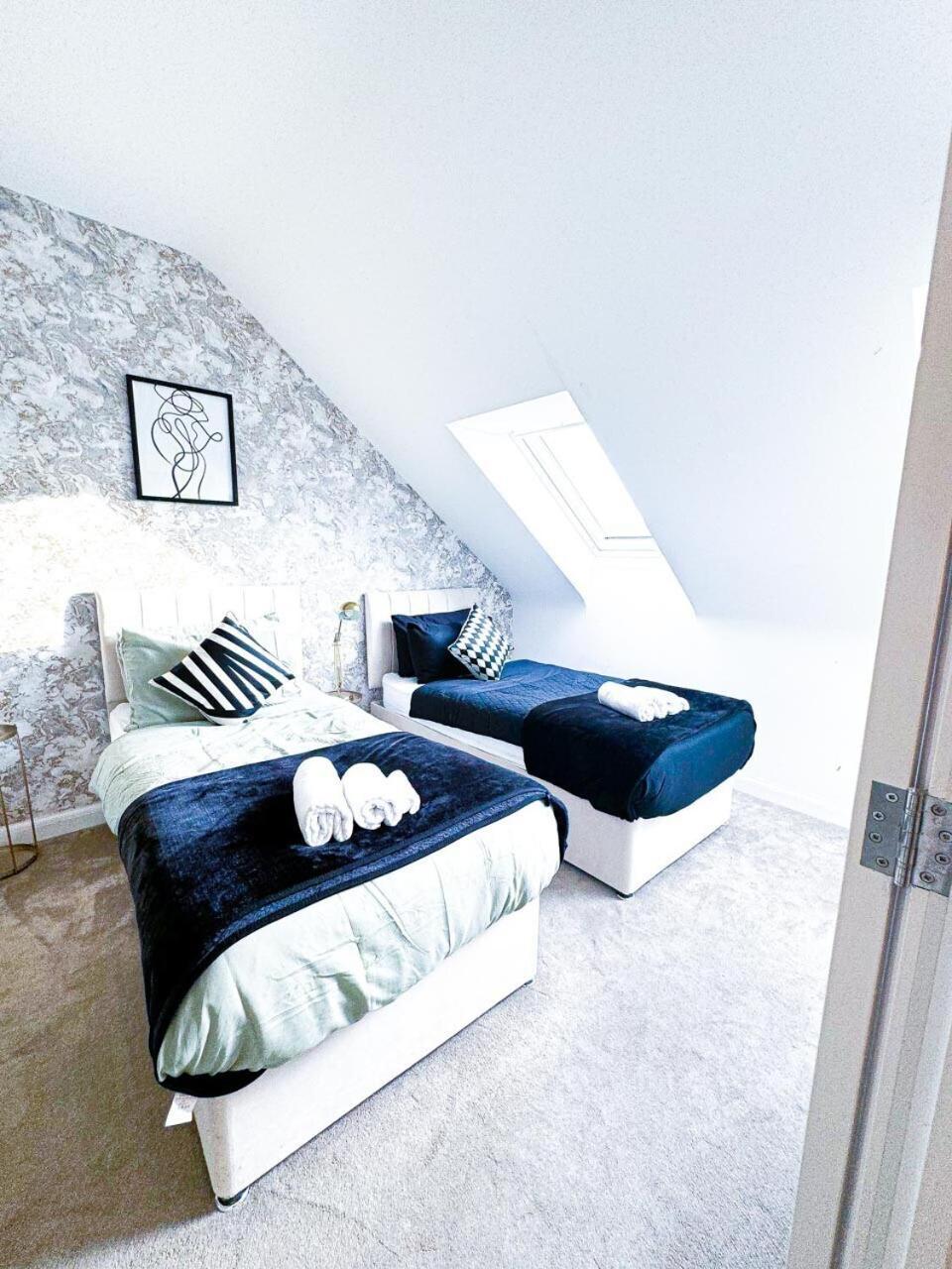 Holiday home Optimal Luxury For Contractors And Large Groups 3 Bedroom 2 Bath - Sleep Unto 9 Guests- 5 Mins Drive To The Centre Pets Allowed -- Free Parking Onsite Birmingham